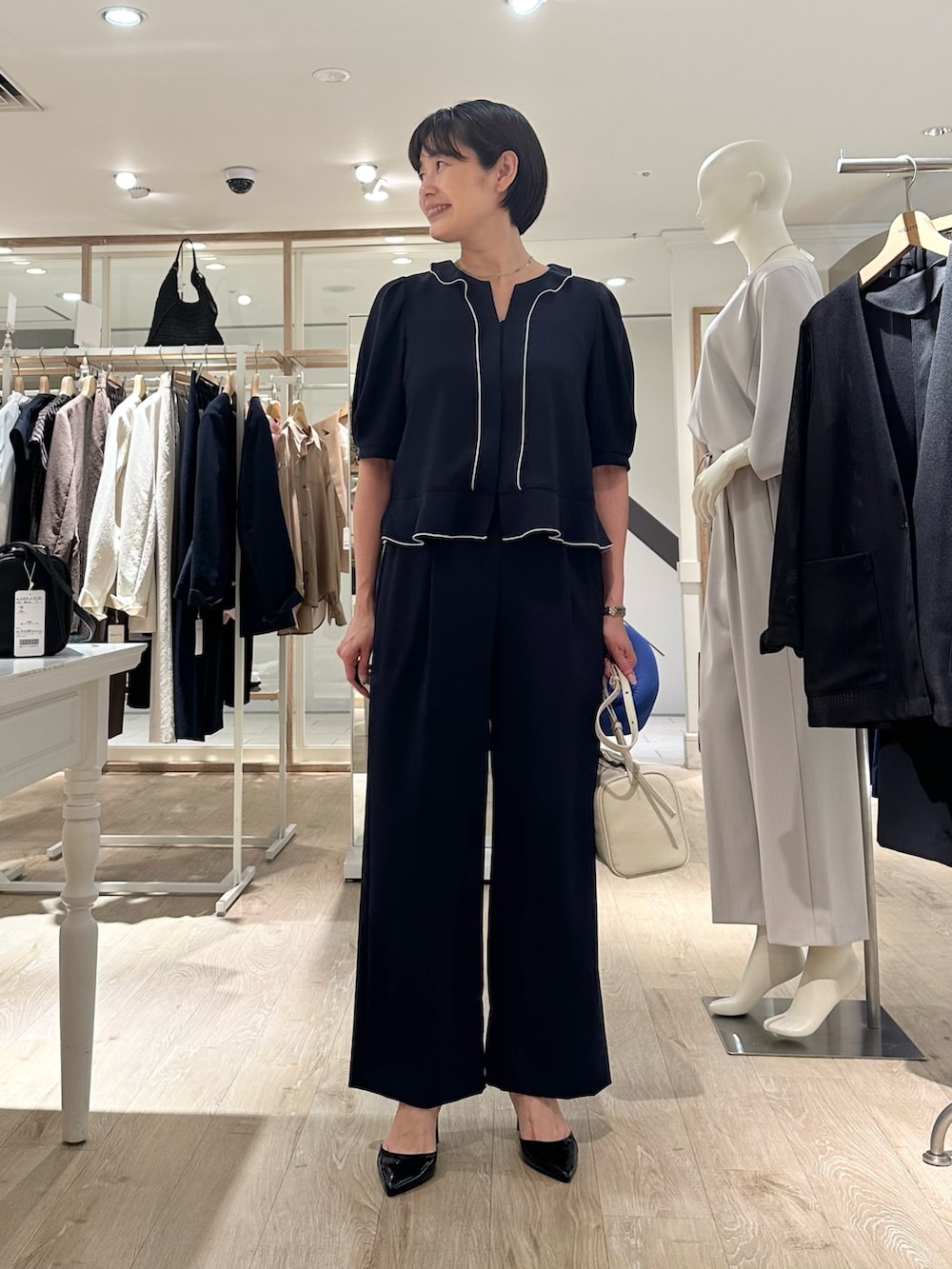「ブラウス、ブラウスコーデ、ブラウス×パンツ、パンツ、パンツスタイル、パンツコーデ、通勤、通勤コーデ、通勤スタイル、オフィス、オフィススタイル、オフィスコーデ」｜「NOLLEY’Sの《セットアップ対応》ウォッシャブルツイルイージーパンツ（その他パンツ、ブルー系）」を使った、minaさん（骨格ストレート・レディース・157cm）の夏コーディネートの7枚目の写真