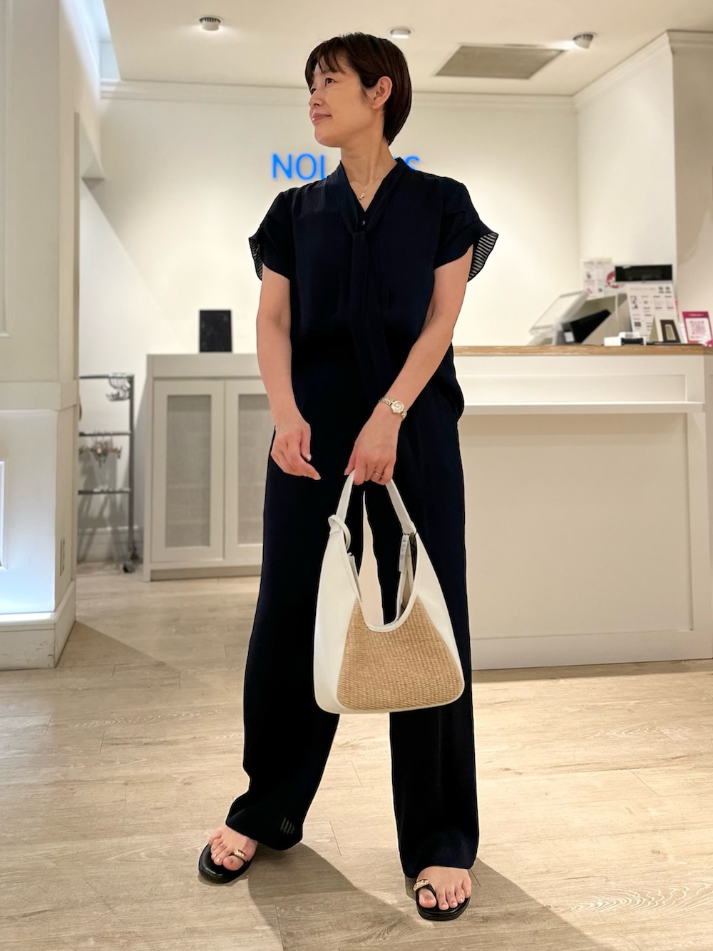 「セットアップ、セットアップスタイル、サンダル、夏コーデ、ボウタイブラウス、パンツスタイル、パンツコーデ、細見えコーデ、ネイビーコーデ」｜「NICOLAS LAINASの【NICOLAS LAINAS/ニコラス ライナス】ゴールドフィンガーフックサンダル（サンダル、ブラック系）」を使った、minaさん（レディース・157cm）の夏コーディネートの3枚目の写真