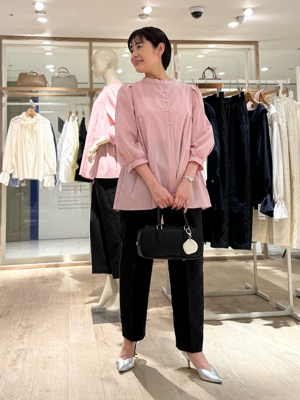「ブラウス、ブラウスコーデ、ブラウス×パンツ、パンツ、パンツスタイル、パンツコーデ、ピンクコーデ、ピンク×ブラック、春コーデ、春めき満開コーデ、大人かわいい、オトナ女子、ピンク、カラーコーデ、前後2way」｜「NOLLEY’Sのちりめんタイプライター2WAYギャザーブラウス（シャツ/ブラウス、ピンク系）」を使った、minaさん（骨格ストレート・レディース・157cm）の春コーディネートの5枚目の写真