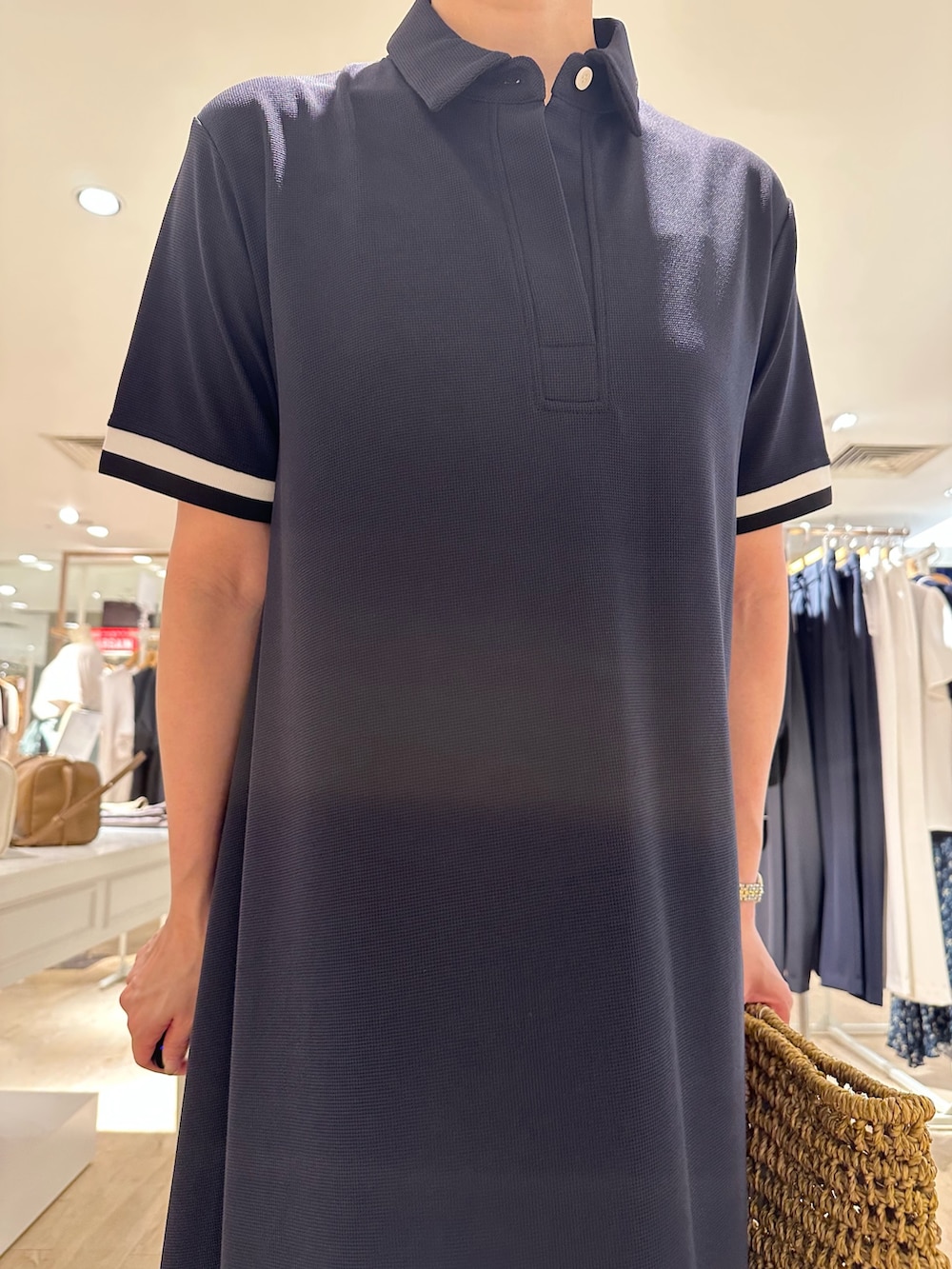 「ワンピース、ワンピーススタイル、ワンピースコーデ、ポロシャツワンピース、お出かけコーデ、夏コーデ、夏ファッション、おでかけコーデ、大人かわいい、ラクチンコーデ、オトナ女子、オトナカジュアル、オトナカワイイ、おとなコーデ、大人カジュアル」｜「NOLLEY’Sのポロ衿ワンピース（ワンピース、ブルー系）」を使った、minaさん（骨格ストレート・レディース・157cm）の夏コーディネートの8枚目の写真