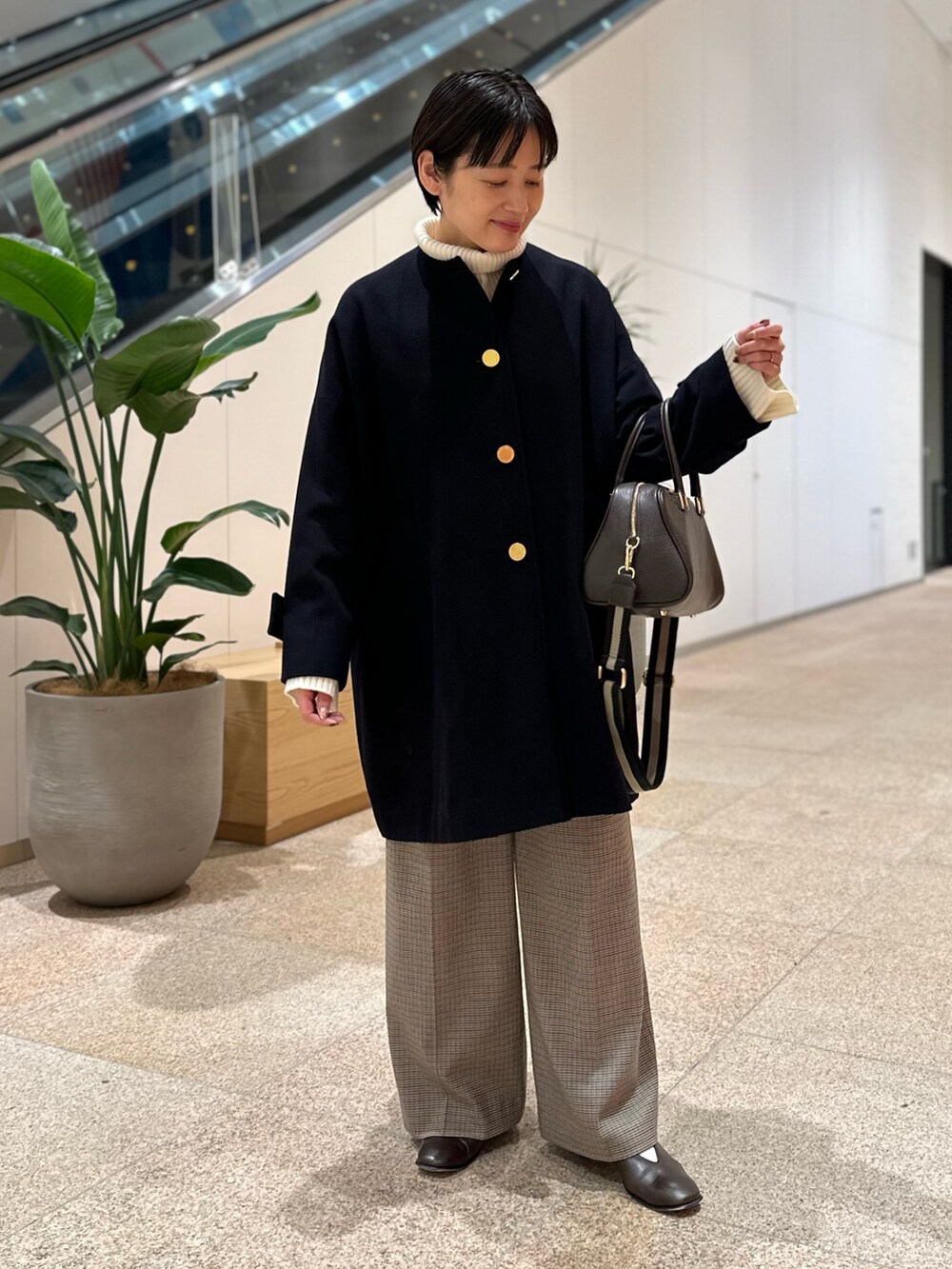 「ノーカラーコート、トラディショナルウェザーウエア、Traditional Weatherwear、ショート丈トップス、ワイドパンツ、ボストンバッグ、休日スタイル、大人女子、大人かわいい、150cm台コーデ、アウターコーデ」｜「NOLLEY’Sのボストンバッグ（ショルダーバッグ、ブラウン系）」を使った、minaさん（レディース・157cm）の秋コーディネートの3枚目の写真