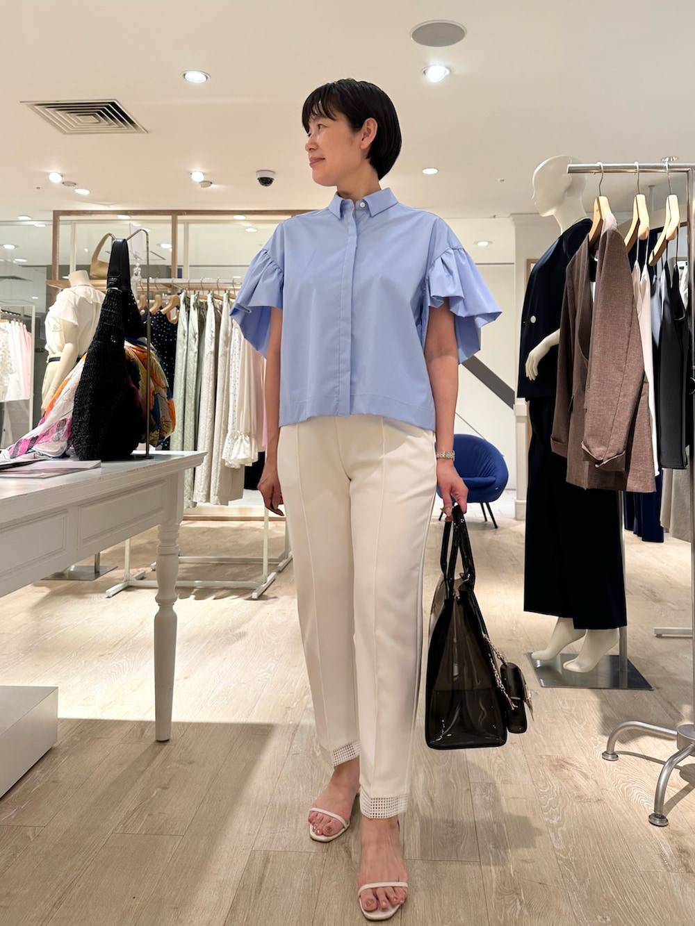 「ブラウス、ブラウスコーデ、ブラウス×パンツ、パンツ、パンツスタイル、パンツコーデ、ブルー x ホワイト、ブルーシャツ、ブルーシャツコーデ、通勤、通勤コーデ、通勤スタイル、大人かわいい、大人女子、オトナ女子」｜「NOLLEY’SのPVCトート＆ミニバッグチャーム（トートバッグ、ブラック系）」を使った、minaさん（骨格ストレート・レディース・157cm）の夏コーディネートの5枚目の写真
