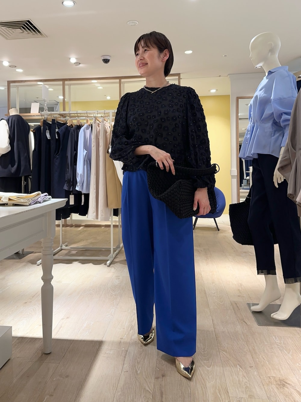 ブルー系のその他パンツ、ブルー系のシャツ/ブラウス、グレー系のネックレスを着用したレディースの冬コーディネートの2枚目の写真