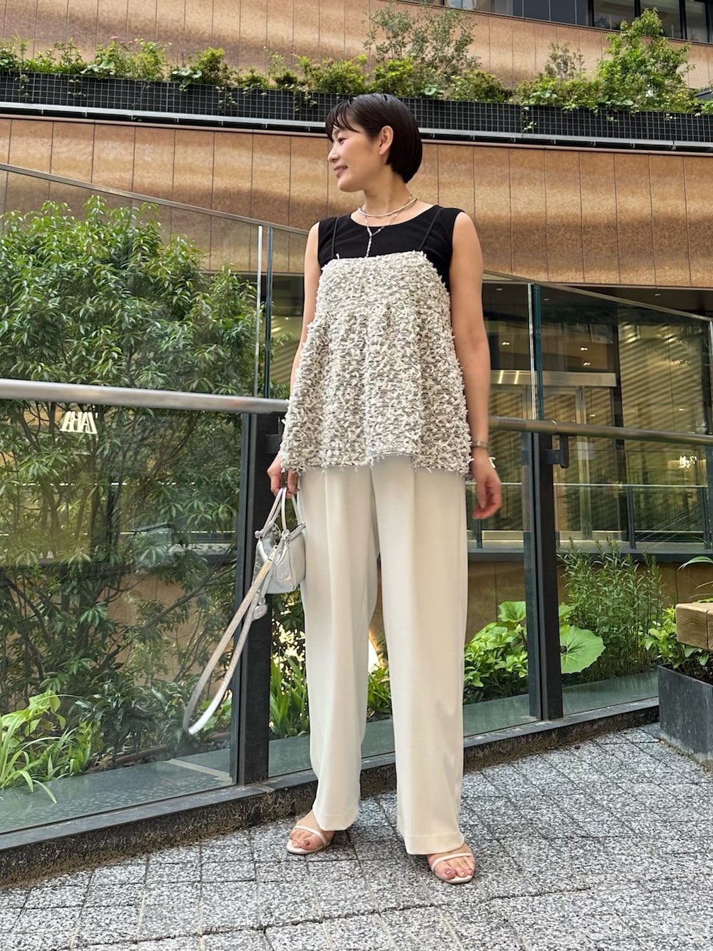 「キャミソール、パンツ、パンツスタイル、パンツコーデ、レイヤードスタイル、夏ファッション、オトナカワイイ、大人コーデ、オトナ女子、大人女子、夏コーデ、フェザー、イージーパンツ、イージーパンツスタイル、ノースリーブ」｜「NOLLEY’S Sophiのフェザーカラミキャミブラウス（シャツ/ブラウス、ホワイト系）」を使った、minaさん（骨格ストレート・レディース・157cm）の夏コーディネートの6枚目の写真