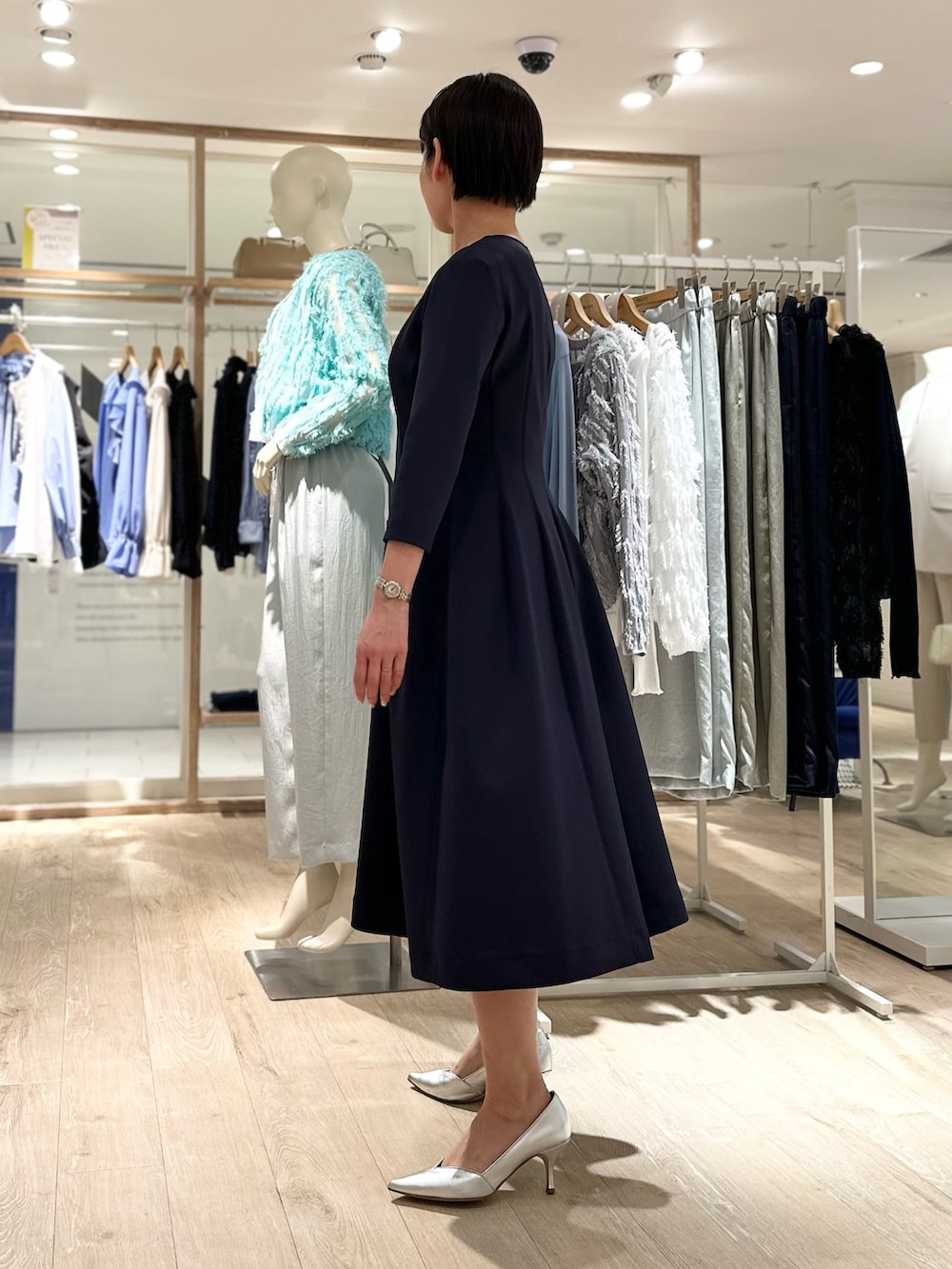 「ワンピース、ワンピーススタイル、通勤、通勤コーデ、通勤スタイル、セレモニー、セレモニーコーデ、セレモニースタイル、七五三、お宮参り、お宮参りコーデ、授乳しやすい、オトナ女子、大人可愛い」｜「NOLLEY’Sの【yosoyuki series】 2WAYダンボールニットワンピース（ワンピース、ブルー系）」を使った、minaさん（骨格ストレート・レディース・157cm）の春コーディネートの2枚目の写真