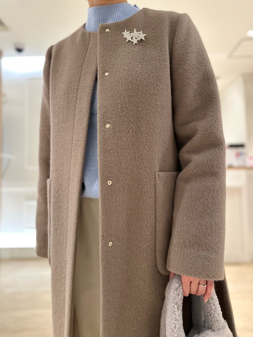 「ノーカラーコート、シャギーコート、カーディガン、ハイネック、ニット、ブローチ、ムートンバッグ、コーム、チャーム、ロングコート、冬コーデ、あったかコーデ、大人可愛い」|「NOLLEY’Sのウォッシャブル裏起毛イージーワイドパンツ(その他パンツ、ホワイト系)」を使った、minaさん(レディース・157cm)の秋コーディネートの5枚目の写真