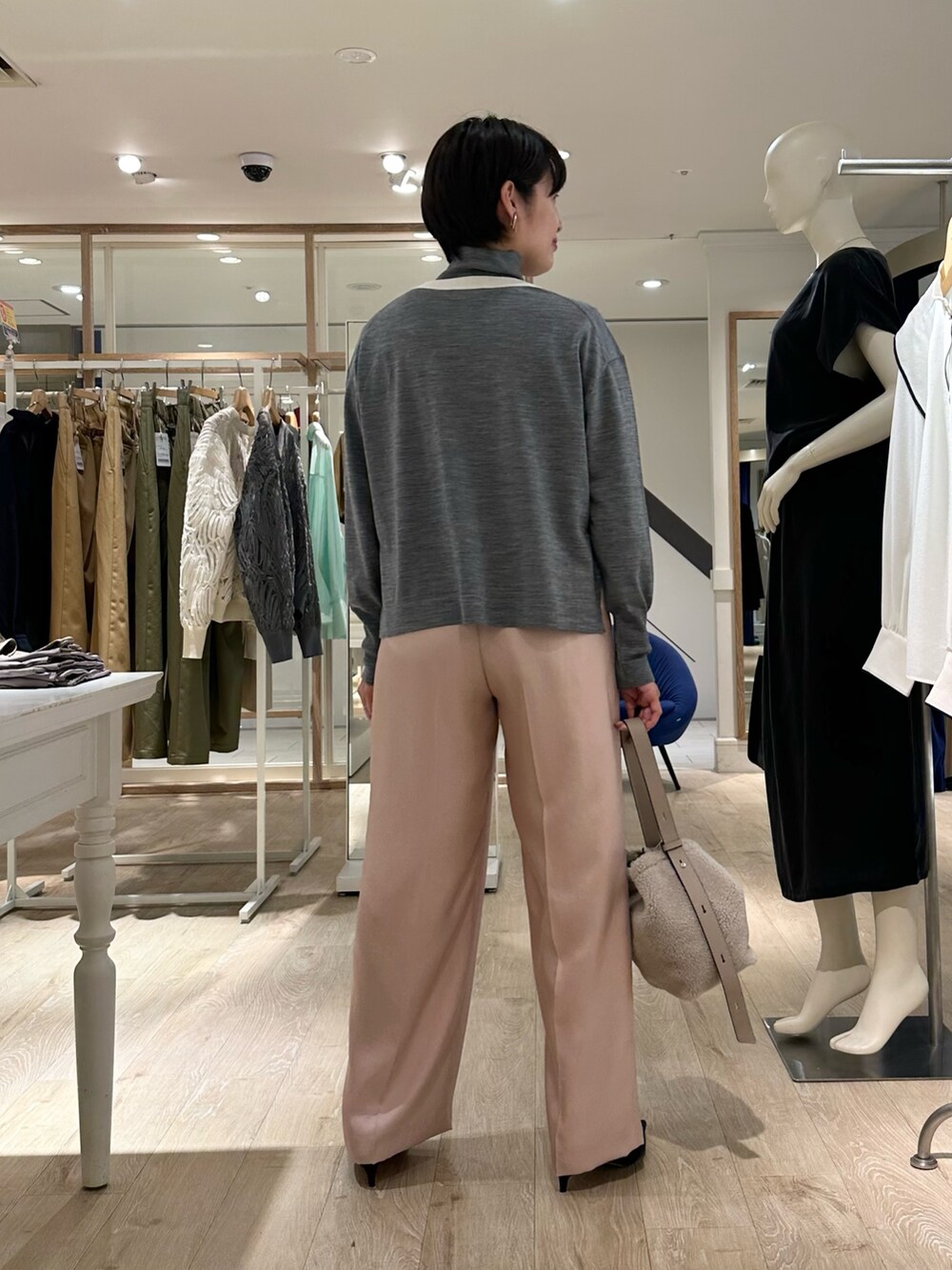 ベージュ系のショルダーバッグ、ピンク系のその他パンツ、グレー系のカーディガン/ボレロを着用したレディースの秋コーディネートの7枚目の写真