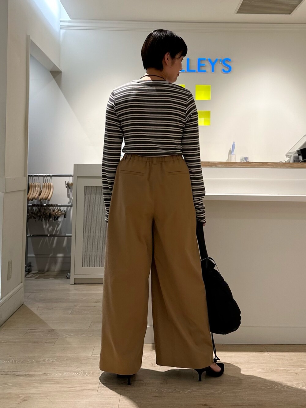 「トラディショナルウェザーウエア、Traditional Weatherwear、ノーカラーコート、コート、ボーダートップス、ワイドパンツ、パンツスタイル、パンツコーデ、秋コーデ、お出かけコーデ、オトナ女子、リラックススタイル」｜「TAIONの【TAION別注】合皮ハンドルダウン巾着バッグ（ショルダーバッグ、ブラック系）」を使った、minaさん（レディース・157cm）の秋コーディネートの10枚目の写真