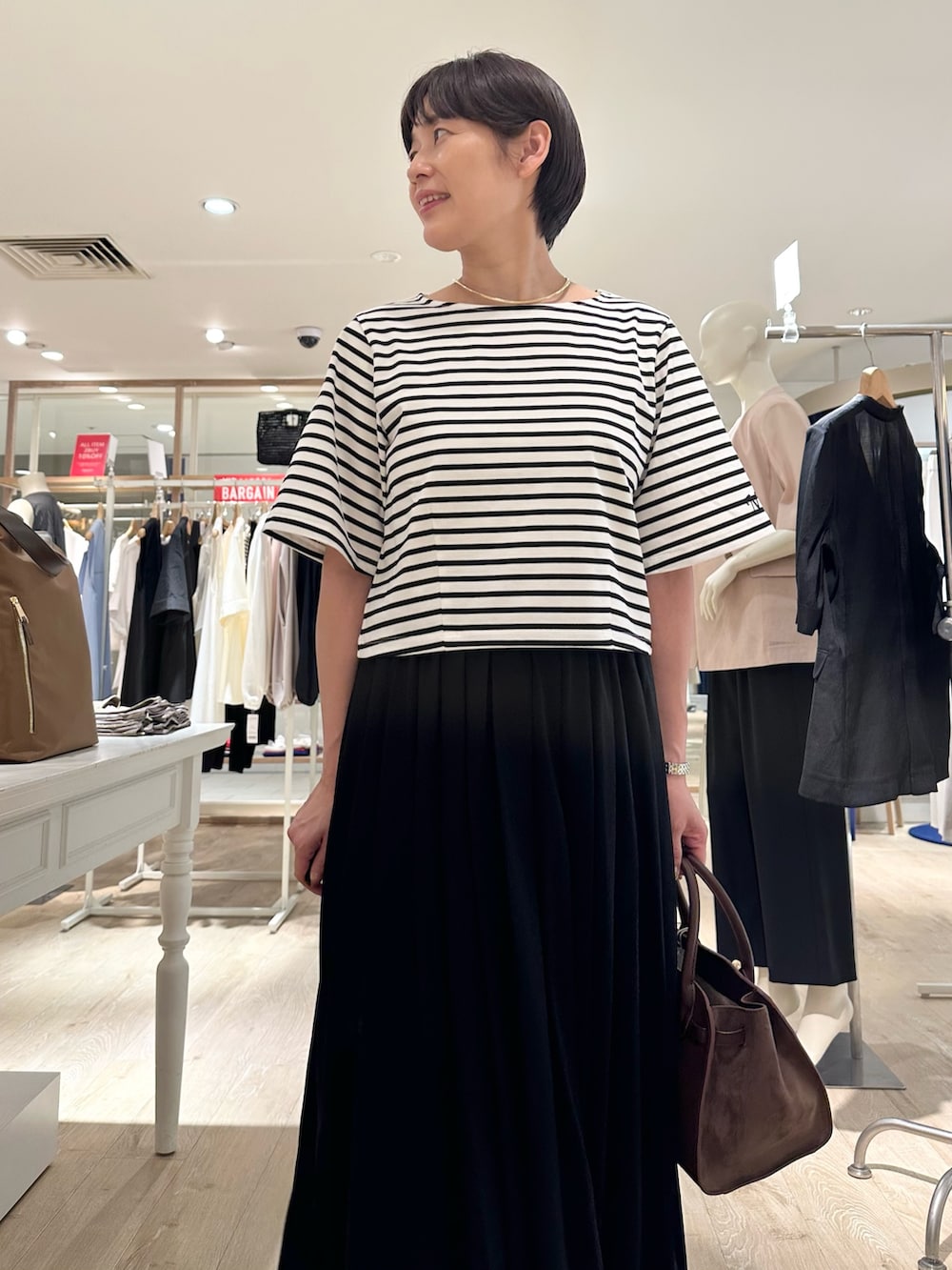 「tシャツ、Tシャツ、Tシャツコーデ、スカート、スカートスタイル、スカートコーデ、ボーダー、ボーダートップス、ボーダーTシャツ、バルーンスカート、大人カジュアルコーデ、オトナ女子、お出かけコーデ、ラフコーデ、オトナカワイイ」|「NOLLEY’Sの【SINBONO/シンボノ】 スエードコンビトートバッグ(トートバッグ、ブラウン系)」を使った、minaさん(骨格ストレート・レディース・157cm)の夏コーディネートの7枚目の写真