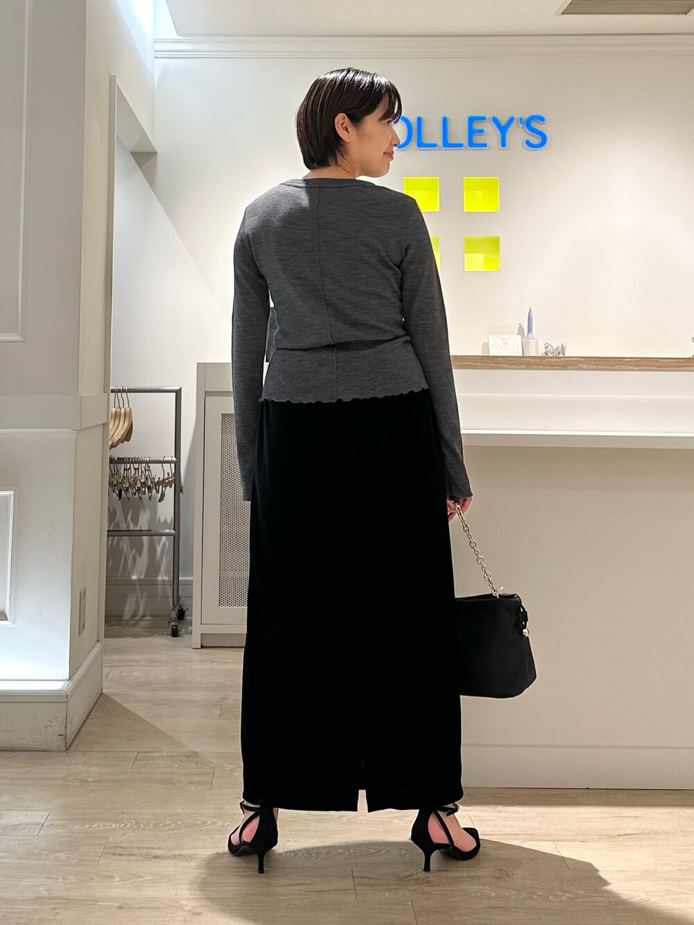 「秋コーデ、スカート、モノトーンコーデ、お出かけコーデ、ラクチンコーデ、オトナカワイイ、ベロアスカート、オトナカジュアル、スカートスタイル、スカートコーデ」｜「NOLLEY’Sの巾着チェーンバッグ（ショルダーバッグ、ブラック系）」を使った、minaさん（レディース・157cm）の秋コーディネートの4枚目の写真