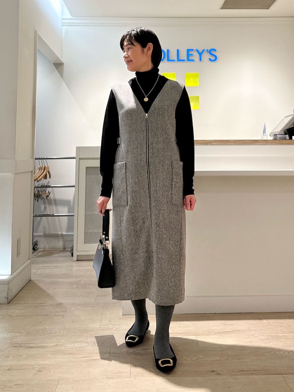 「ワンピース、ワンピーススタイル、ワンピースコーデ、ジャンパースカート、ジャンパースカートコーデ、ジャンパースカート×ニット、ジャンパーワンピース、タートル、タートルネック、タートルネックニット、冬コーデ、冬のコーデ」｜「NOLLEY’Sの静電気防止加工コットンタイツ（タイツ/ストッキング、グレー系）」を使った、minaさん（骨格ストレート・レディース・157cm）の冬コーディネートの7枚目の写真