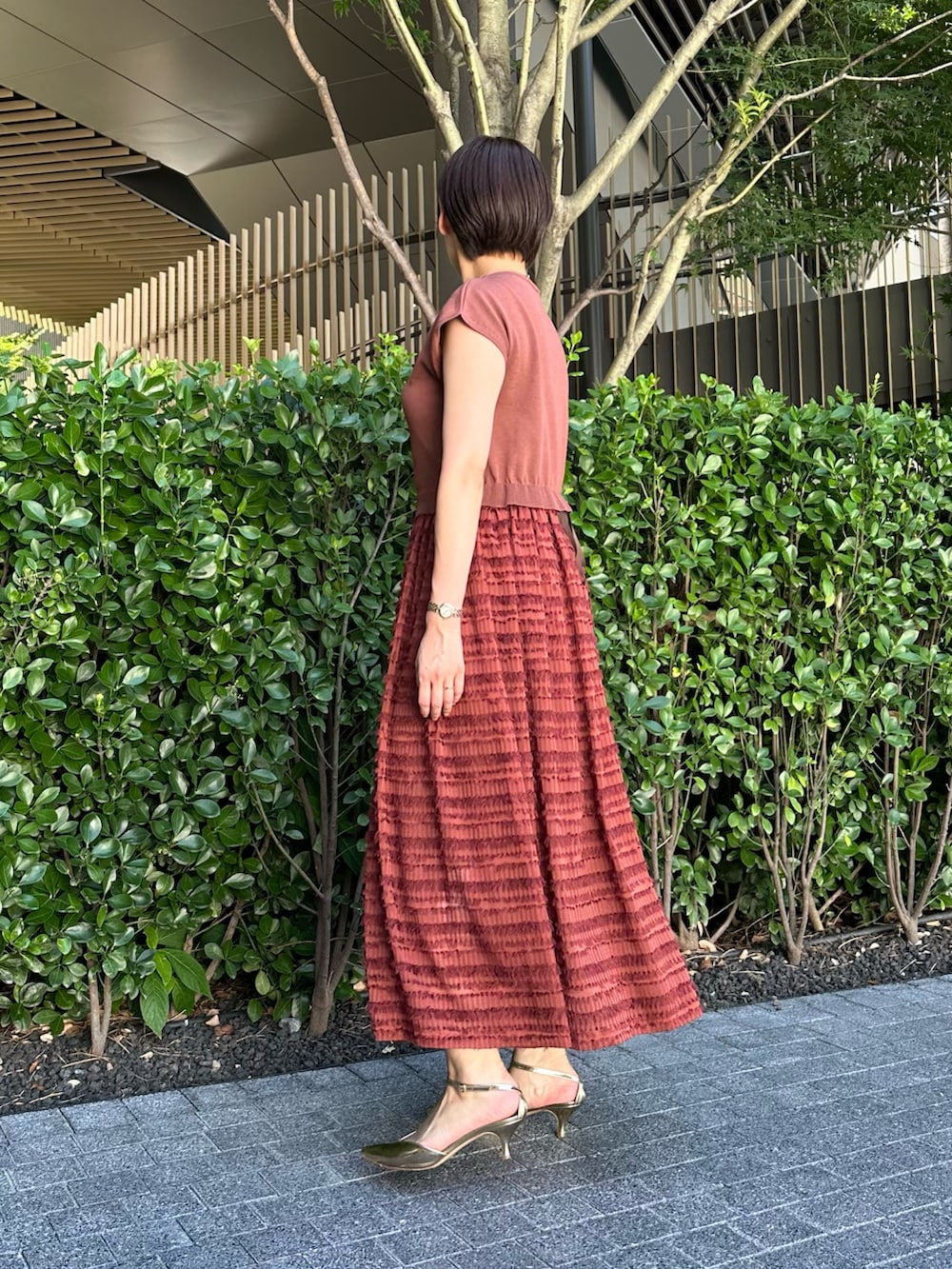 「ワンピース、ワンピーススタイル、ワンピースコーデ、秋色夏素材、秋色コーデ、オトナ女子、オトナカワイイ、大人コーデ、大人女子、大人かわいい、デートコーデ、デートスタイル（WOMEN）、ノースリーブ、おでかけ服」｜「NOLLEY’Sのフリンジ生地ニットワンピース（ワンピース、ブラウン系）」を使った、minaさん（骨格ストレート・レディース・157cm）の夏コーディネートの8枚目の写真