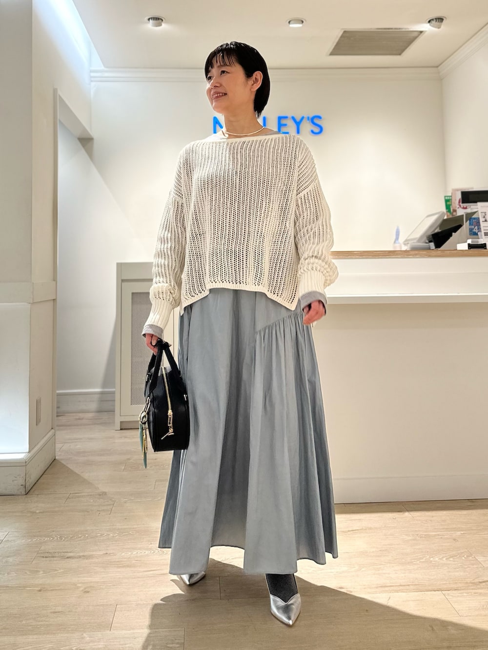 「スカート、スカートスタイル、スカートコーデ、春ニット、メッシュニット、メッシュトップス、春服、大人可愛い、春カラー、フェミニン」|「NOLLEY’Sの【grace grace/グラスグラス】【WEB STAFF恵☆別注アイテム】プレーンチョーカー(チョーカー、シルバー系)」を使った、minaさん(骨格ストレート・レディース・157cm)の冬コーディネートの8枚目の写真