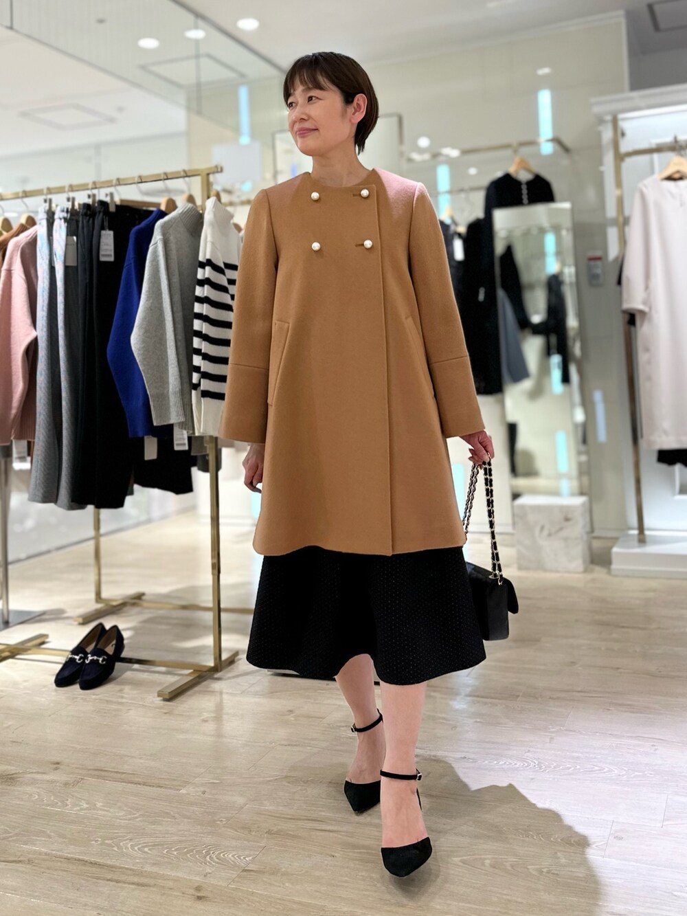 「ノーカラーコート、コート、ワンピース、ワンピーススタイル、お出かけコーデ、大人女子、オトナカワイイ、キレイめ、クリスマス、綺麗めコーデ」｜「NOLLEY’Sのビスチェライクドッキングワンピース（ワンピース、ブラック系）」を使った、minaさん（レディース・157cm）の秋コーディネートの6枚目の写真