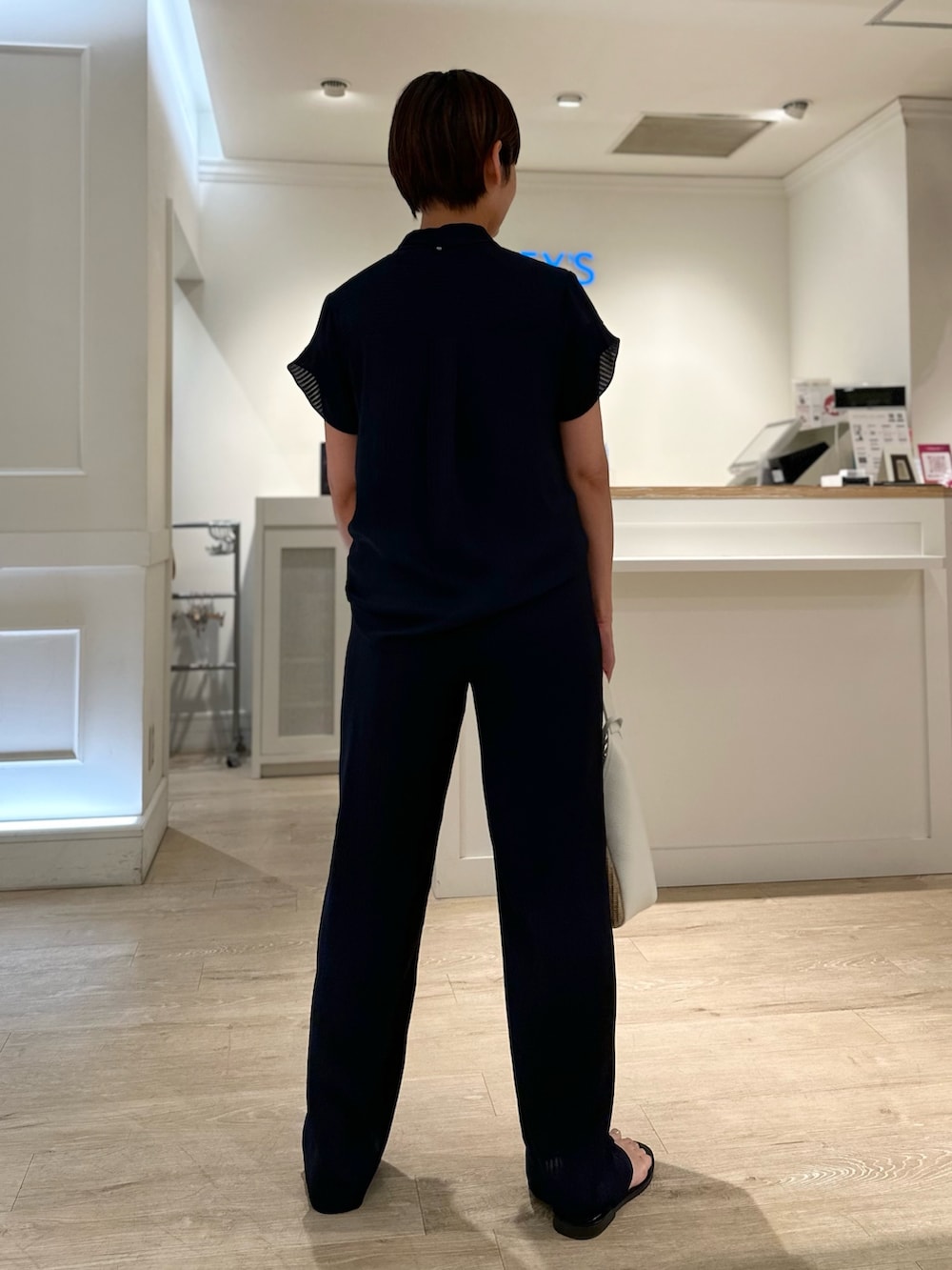 「セットアップ、セットアップスタイル、サンダル、夏コーデ、ボウタイブラウス、パンツスタイル、パンツコーデ、細見えコーデ、ネイビーコーデ」｜「NICOLAS LAINASの【NICOLAS LAINAS/ニコラス ライナス】ゴールドフィンガーフックサンダル（サンダル、ブラック系）」を使った、minaさん（レディース・157cm）の夏コーディネートの8枚目の写真