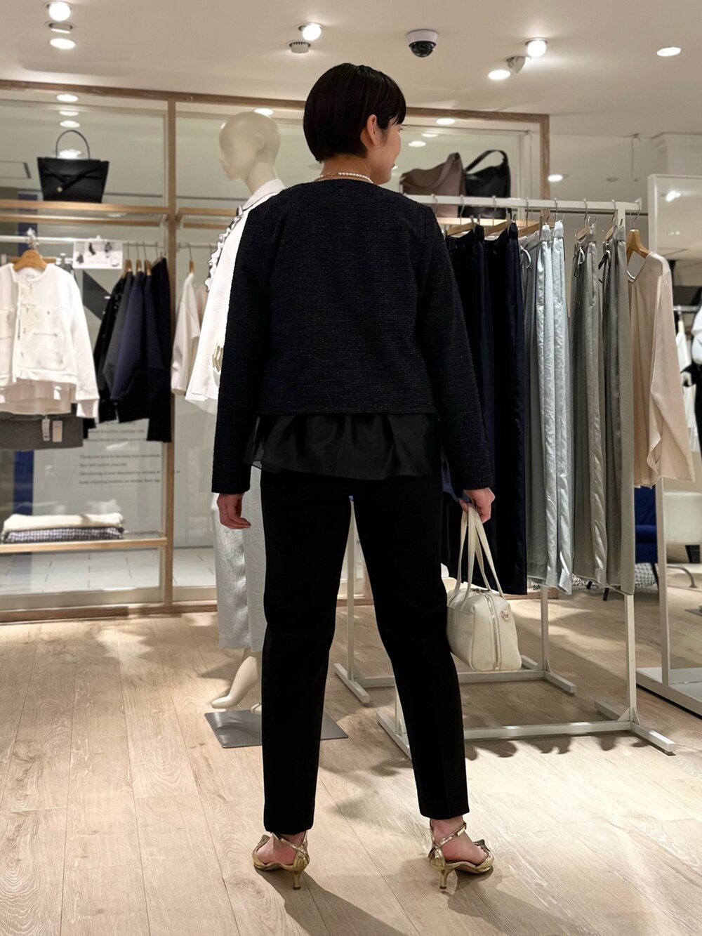 「ジャケット、ジャケットスタイル、ジャケットコーデ、パンツ、パンツスタイル、パンツコーデ、セレモニー、セレモニーコーデ、セレモニースタイル、通勤、通勤コーデ、通勤スタイル、入学式・卒業式、入学式コーデ、卒業式コーデ」|「grace grace の【grace grace/グラスグラス】シェルパールオーバーショートネックレス(ネックレス、ホワイト系)」を使った、minaさん(骨格ストレート・レディース・157cm)の春コーディネートの8枚目の写真