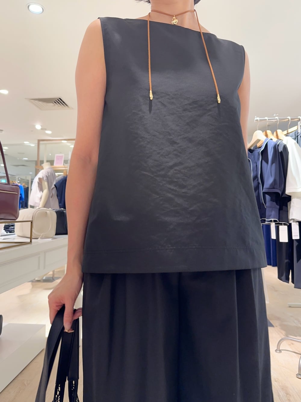 「セットアップ、セットアップスタイル、ノースリーブ、パンツ、パンツスタイル、パンツコーデ、楽チンコーデ、夏ファッション、オトナ女子、ラクチンコーデ、らくちんスタイル、ワイドパンツ、オトナカジュアル、リラックススタイル」｜「NOLLEY’Sのニュアンスプレートネックレス（ネックレス、ゴールド系）」を使った、minaさん（骨格ストレート・レディース・157cm）の夏コーディネートの9枚目の写真