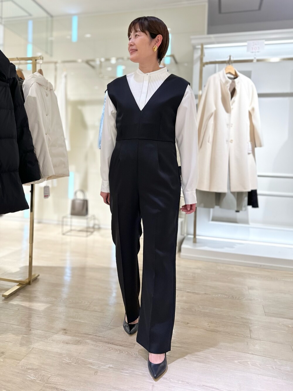 「サロペット、オールインワン、お出かけコーデ、大人かわいい、シャツコーデ、レイヤードスタイル、モノトーン、パンツスタイル、ブラック、大人女子」｜「NOLLEY’Sのウォッシャブルサロペット（つなぎ/オールインワン、ブラック系）」を使った、minaさん（レディース・157cm）の冬コーディネートの2枚目の写真