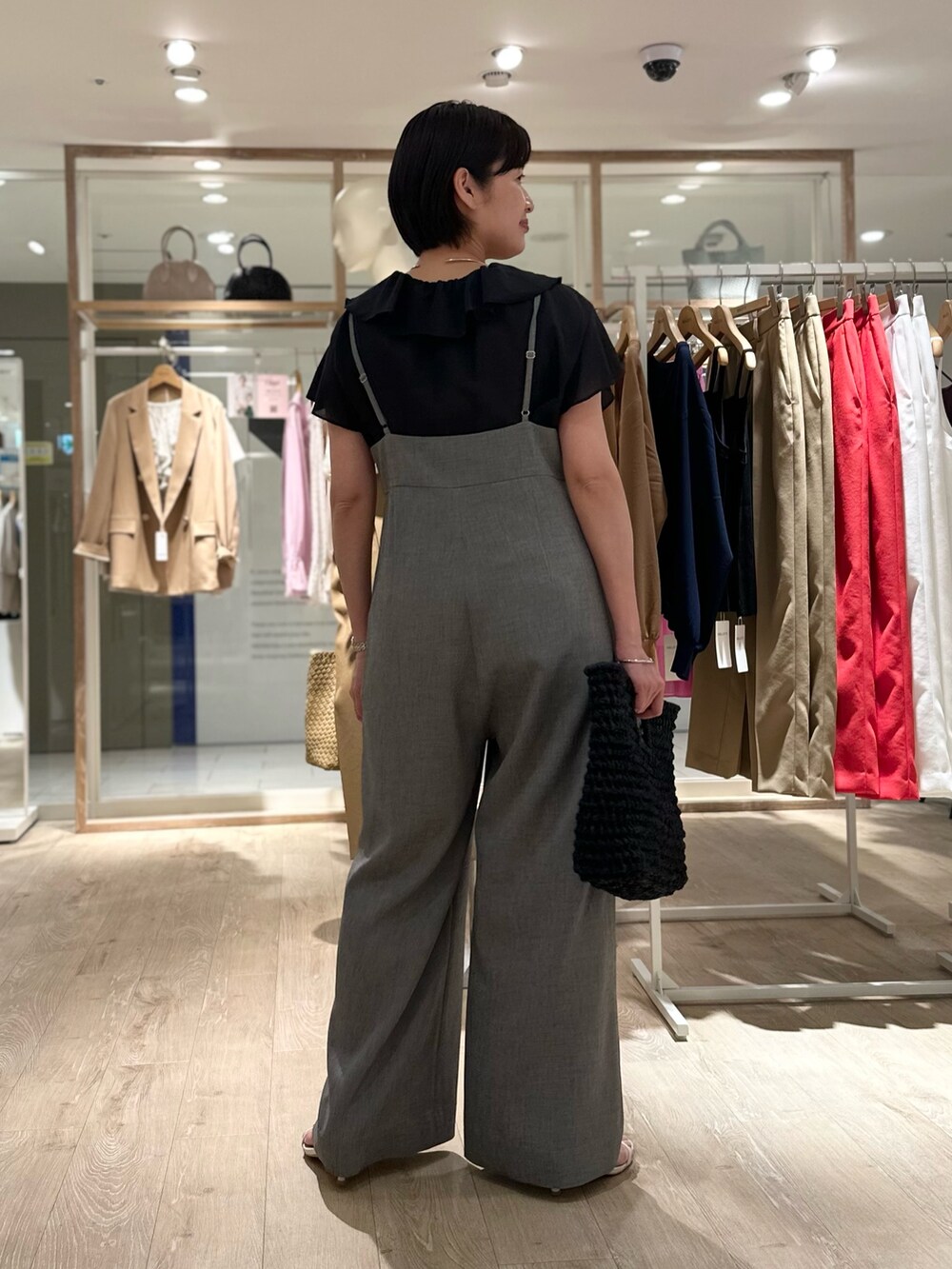 「オールインワン、ベスト、ベストコーデ、ベストスタイル、セットアップ、セットアップスタイル、セットアップコーデ、オトナカワイイ、大人かわいい、夏服、フリルブラウス 、フリルブラウスコーデ」|「NOLLEY’Sの【grace grace/グラスグラス】コイルチョーカー(チョーカー、シルバー系)」を使った、minaさん(骨格ストレート・レディース・157cm)の春コーディネートの8枚目の写真
