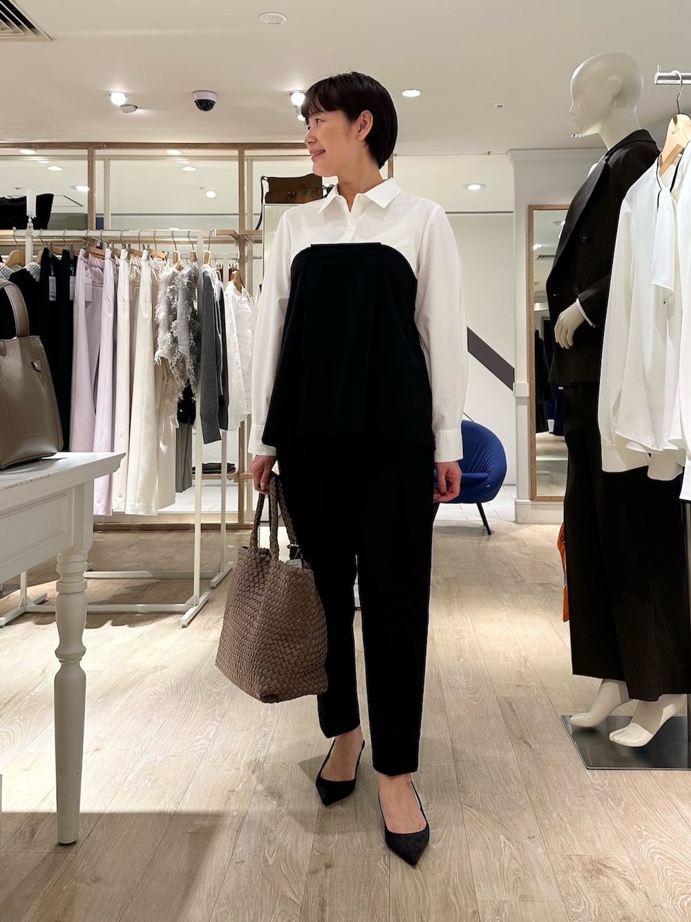 ブラック系のその他パンツ、ベージュ系のトートバッグ、ホワイト系のシャツ/ブラウスを着用したレディースの秋コーディネートの4枚目の写真