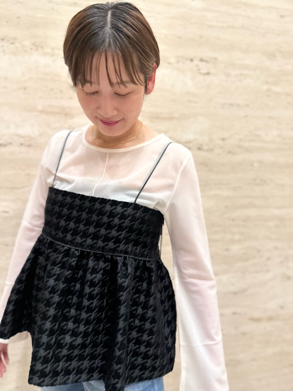 「キャミソール、チドリ柄、シアートップス、レイヤードスタイル、デニム、秋服準備はじめました、秋先取りコーデ、秋服」｜「NOLLEY’SのロングスリーブT（Tシャツ/カットソー、ホワイト系）」を使った、minaさん（レディース・157cm）の夏コーディネートの6枚目の写真