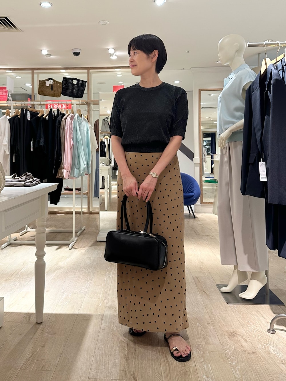 「カーディガン、カーディガンコーデ、アンサンブル、アンサンブルニット、アンサンブルコーデ、スカート、スカートスタイル、スカートコーデ、ドットスカート、シアー、シアートップス、ラメニット、夏ファッション、オトナカワイイ、夏服」｜「NICOLAS LAINASの【NICOLAS LAINAS/ニコラス ライナス】 メタリックフィンガーフックサンダル【NOLLEY'S mgr. 松葉☆別注アイテム】（サンダル、ゴールド系）」を使った、minaさん（骨格ストレート・レディース・157cm）の夏コーディネートの6枚目の写真