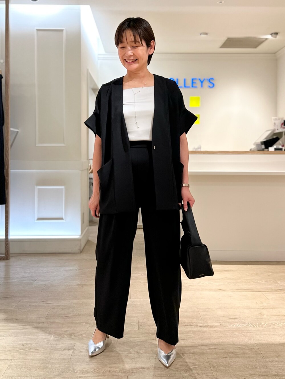 「セットアップ、ジャケット、パンツスタイル、パンツコーデ、通勤コーデ、通勤スタイル、ビジネススタイル、オフィススタイル、セットアップスタイル、タンクトップ」｜「NOLLEY’Sのワンハンドルムスビバッグ（ショルダーバッグ、ブラック系）」を使った、minaさん（レディース・157cm）の夏コーディネートの5枚目の写真
