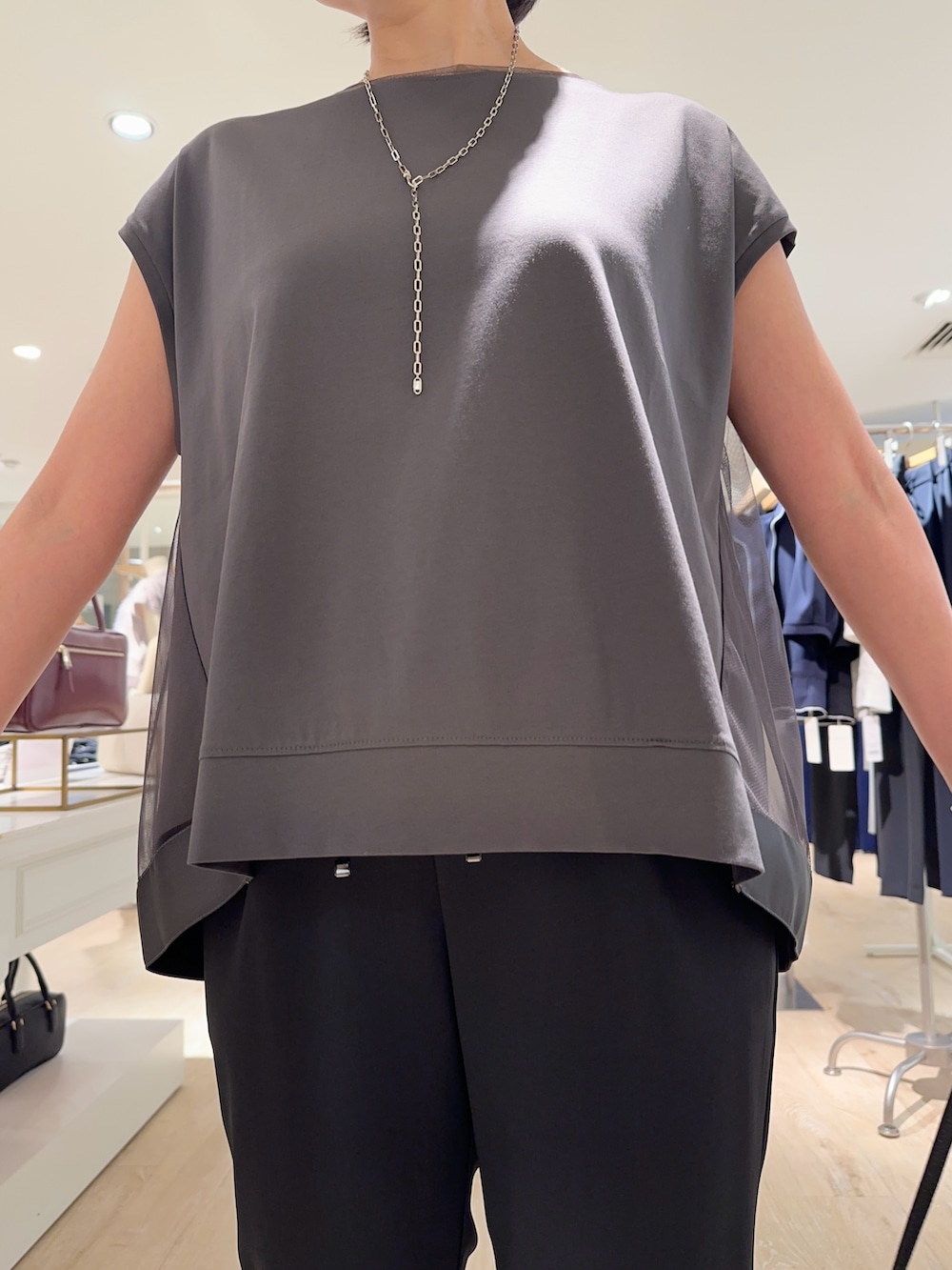 「チュール、チュールトップス、パンツ、パンツスタイル、パンツコーデ、夏ファッション、楽チンコーデ、オトナ女子、オトナカワイイ、大人、大人コーデ、大人女子、大人かわいい」｜「NICOLAS LAINASの【NICOLAS LAINAS/ニコラス ライナス】 メタリックフィンガーフックサンダル【NOLLEY'S mgr. 松葉☆別注アイテム】（サンダル、ゴールド系）」を使った、minaさん（骨格ストレート・レディース・157cm）の夏コーディネートの9枚目の写真
