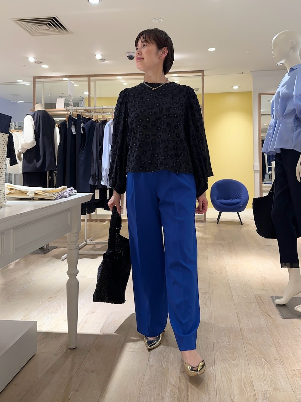 ブルー系のその他パンツ、ブルー系のシャツ/ブラウス、グレー系のネックレスを着用したレディースの冬コーディネートの6枚目の写真