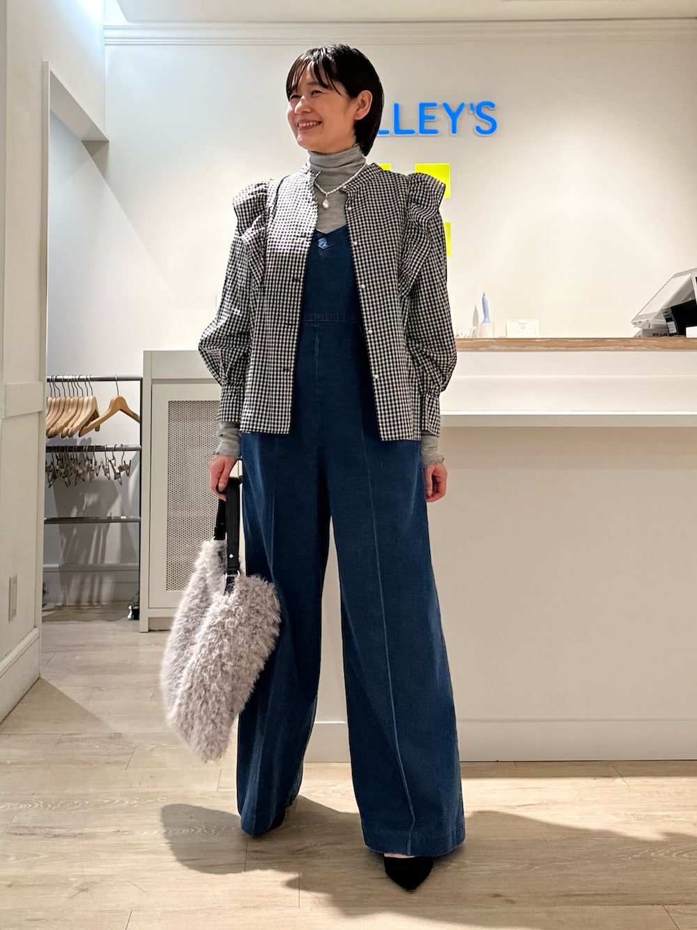 「リバティ、LIBERTY、ブラウス、ブラウス×デニム、オールインワン、デニム、タートルネック、秋コーデ、お出かけコーデ、オトナカワイイ、大人かわいい、オトナカジュアル」｜「NOLLEY’Sのフェイクファーワンショルダーバッグ（ショルダーバッグ、グレー系）」を使った、minaさん（レディース・157cm）の秋コーディネートの5枚目の写真