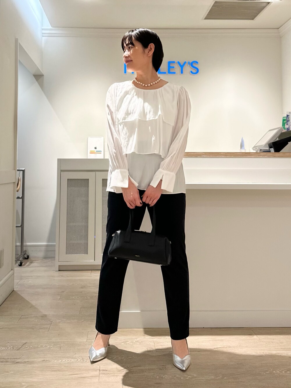 「ブラウス、ブラウス×パンツ、パンツ、パンツスタイル、パンツコーデ、細見えパンツ、細見え、通勤、通勤コーデ、通勤スタイル、セレモニー、セレモニーコーデ、セレモニースタイル」｜「NOLLEY’Sの割繊2WAYティアードフリルブラウス（シャツ/ブラウス、ホワイト系）」を使った、minaさん（骨格ストレート・レディース・157cm）の冬コーディネートの3枚目の写真