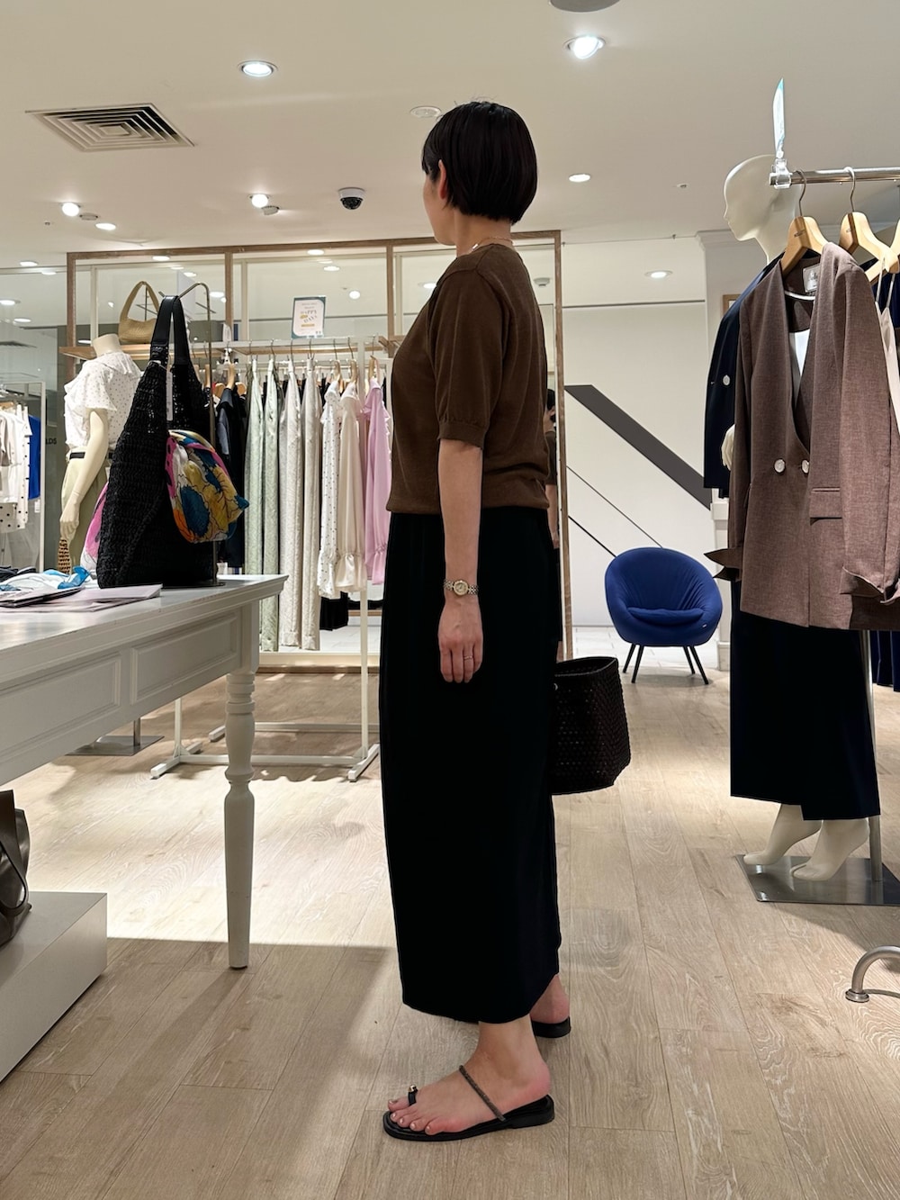 「カーディガン、カーディガンコーデ、リネン、アンサンブルニット、アンサンブル、スカート、スカートスタイル、スカートコーデ、夏ファッション、リラックススタイル、大人コーデ、大人女子、オトナ女子、ブラウンコーデ、ブラウン×ブラック」｜「NOLLEY’Sの【松葉☆別注アイテム】《セットアップ対応》エアリージョーゼットイージータイトスカート（スカート、ブラック系）」を使った、minaさん（骨格ストレート・レディース・157cm）の夏コーディネートの8枚目の写真