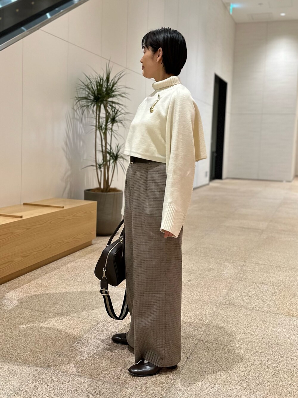 「ノーカラーコート、トラディショナルウェザーウエア、Traditional Weatherwear、ショート丈トップス、ワイドパンツ、ボストンバッグ、休日スタイル、大人女子、大人かわいい、150cm台コーデ、アウターコーデ」｜「NOLLEY’Sのボストンバッグ（ショルダーバッグ、ブラウン系）」を使った、minaさん（レディース・157cm）の秋コーディネートの9枚目の写真