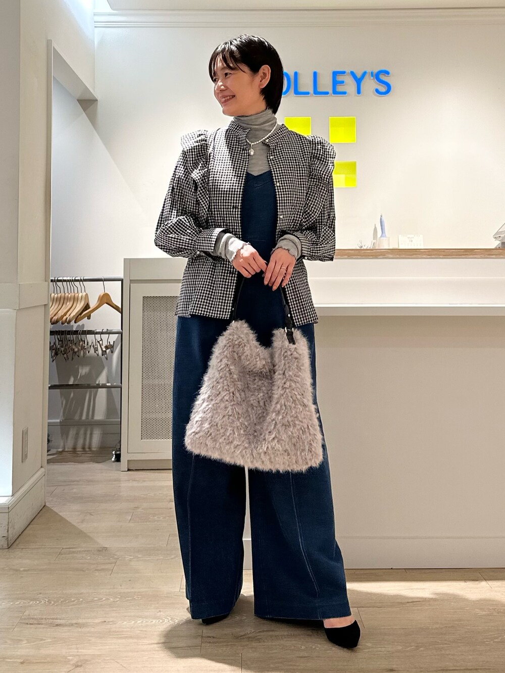 「リバティ、LIBERTY、ブラウス、ブラウス×デニム、オールインワン、デニム、タートルネック、秋コーデ、お出かけコーデ、オトナカワイイ、大人かわいい、オトナカジュアル」｜「NOLLEY’Sのフェイクファーワンショルダーバッグ（ショルダーバッグ、グレー系）」を使った、minaさん（レディース・157cm）の秋コーディネートの9枚目の写真