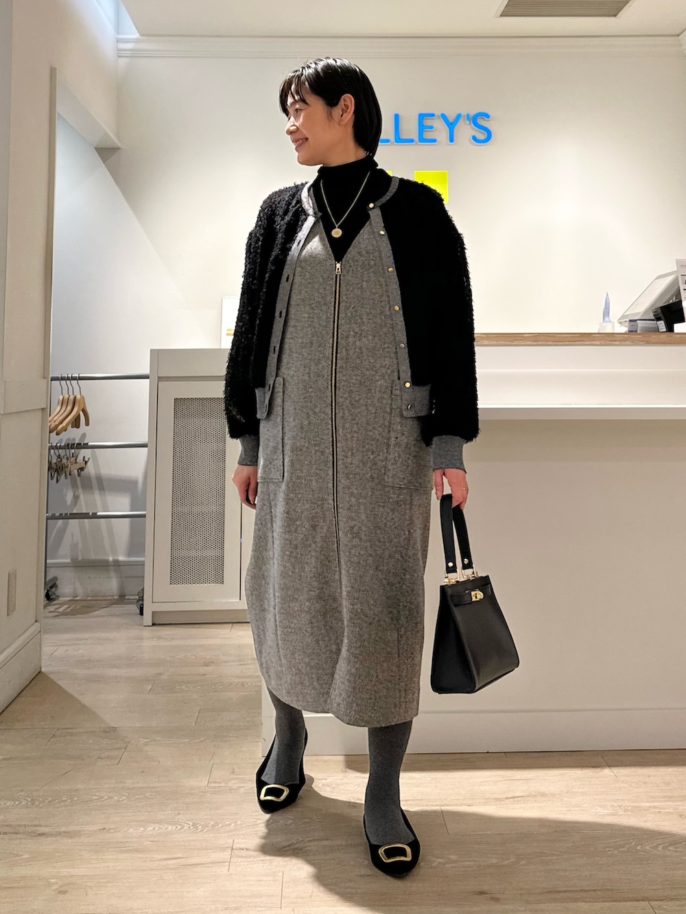 「ワンピース、ワンピーススタイル、ワンピースコーデ、ジャンパースカート、ジャンパースカートコーデ、ジャンパースカート×ニット、ジャンパーワンピース、タートル、タートルネック、タートルネックニット、冬コーデ、冬のコーデ」｜「NOLLEY’Sの静電気防止加工コットンタイツ（タイツ/ストッキング、グレー系）」を使った、minaさん（骨格ストレート・レディース・157cm）の冬コーディネートの6枚目の写真