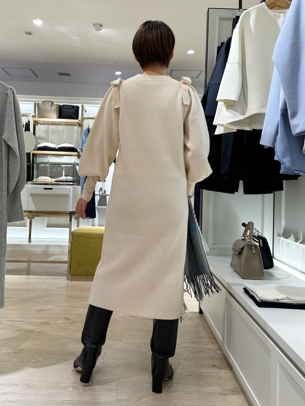 「コート、カラーコート、ニットワンピース、ワンピース、忘年会コーデ、帰省コーデ、ノーカラーコート、コートスタイル、コートコーデ、ニットワンピ、大人女子、大人かわいい、おでかけコーデ、休日スタイル、クリスマスに着たい服」｜「CORSO ROMA，9の【CORSO ROMA 9/コルソローマノーヴェ】 ストレートロングブーツ（ブーツ、ブラック系）」を使った、minaさん（レディース・157cm）の秋コーディネートの10枚目の写真