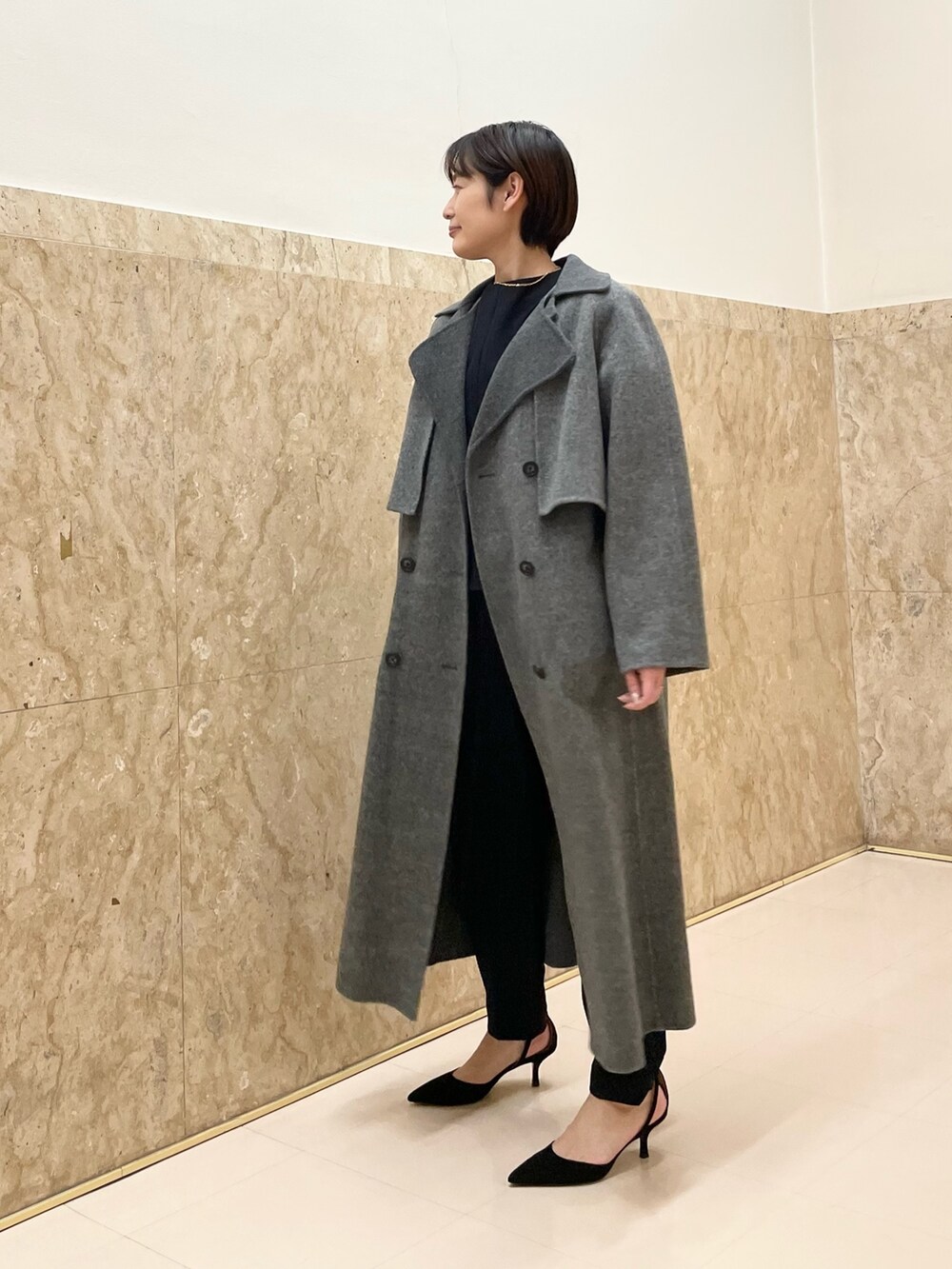「セットアップ、コート、ジレ、ネイビー、グレー、パンツスタイル、通勤コーデ、入学式、卒業式、お宮参り、七五三」｜「NOLLEY’Sのジーロンファーストラムリバードッキングコート（その他アウター、グレー系）」を使った、minaさん（レディース・157cm）の冬コーディネートの2枚目の写真