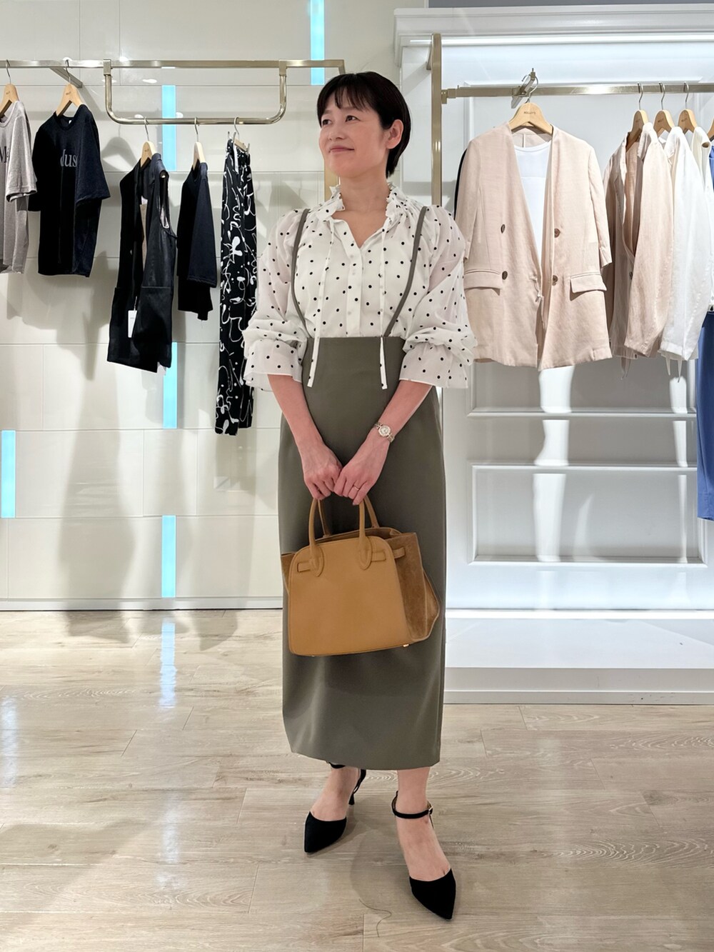 グリーン系のスカート、イエロー系のトートバッグ、ホワイト系のシャツ/ブラウスを着用したレディースの夏コーディネートの7枚目の写真