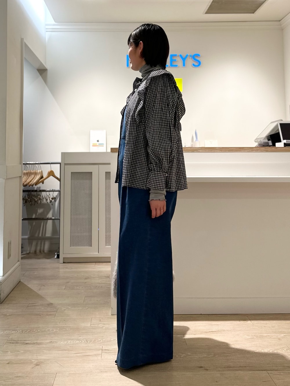 「リバティ、LIBERTY、ブラウス、ブラウス×デニム、オールインワン、デニム、タートルネック、秋コーデ、お出かけコーデ、オトナカワイイ、大人かわいい、オトナカジュアル」｜「NOLLEY’Sのフェイクファーワンショルダーバッグ（ショルダーバッグ、グレー系）」を使った、minaさん（レディース・157cm）の秋コーディネートの6枚目の写真
