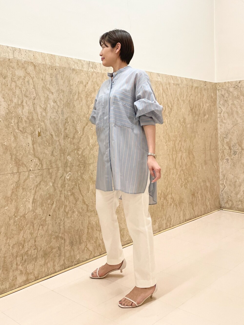 「シアートップス、シアーシャツ、シャツスタイル、白パンツ、白パンツコーデ、パンツスタイル、ストライプシャツ、機能性素材、ウォッシャブル、楽チンコーデ」｜「NOLLEY’Sのシアーストライプオーバーシャツ（シャツ/ブラウス、ブルー系）」を使った、minaさん（レディース・157cm）の春コーディネートの7枚目の写真