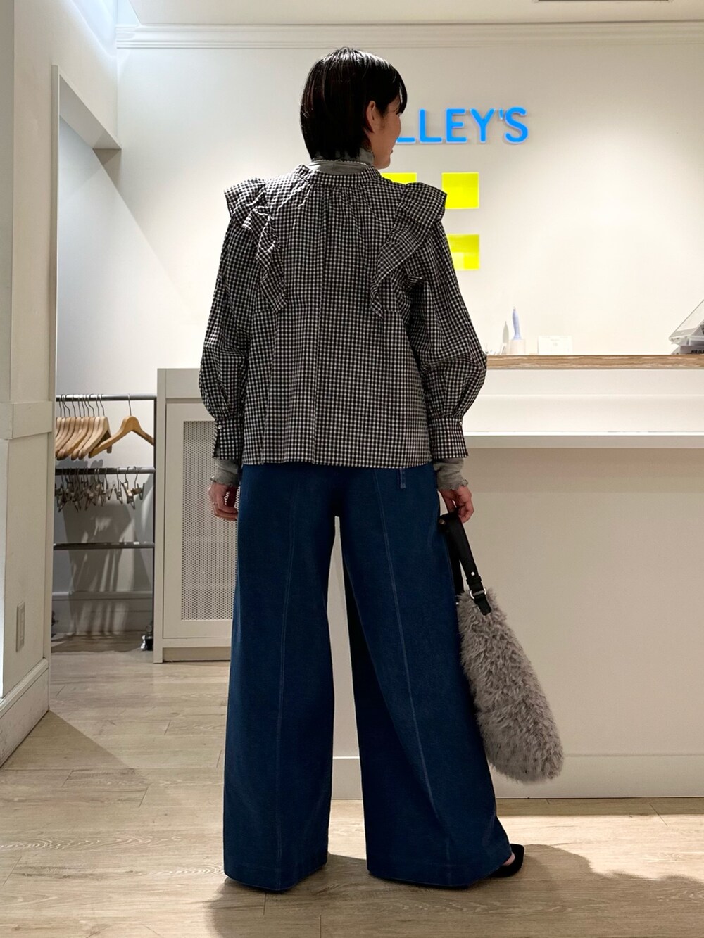 「リバティ、LIBERTY、ブラウス、ブラウス×デニム、オールインワン、デニム、タートルネック、秋コーデ、お出かけコーデ、オトナカワイイ、大人かわいい、オトナカジュアル」｜「NOLLEY’Sのフェイクファーワンショルダーバッグ（ショルダーバッグ、グレー系）」を使った、minaさん（レディース・157cm）の秋コーディネートの7枚目の写真