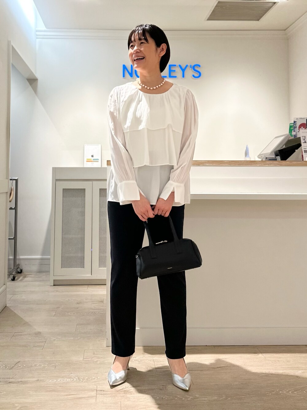「ブラウス、ブラウス×パンツ、パンツ、パンツスタイル、パンツコーデ、細見えパンツ、細見え、通勤、通勤コーデ、通勤スタイル、セレモニー、セレモニーコーデ、セレモニースタイル」｜「NOLLEY’Sの割繊2WAYティアードフリルブラウス（シャツ/ブラウス、ホワイト系）」を使った、minaさん（骨格ストレート・レディース・157cm）の冬コーディネートの2枚目の写真