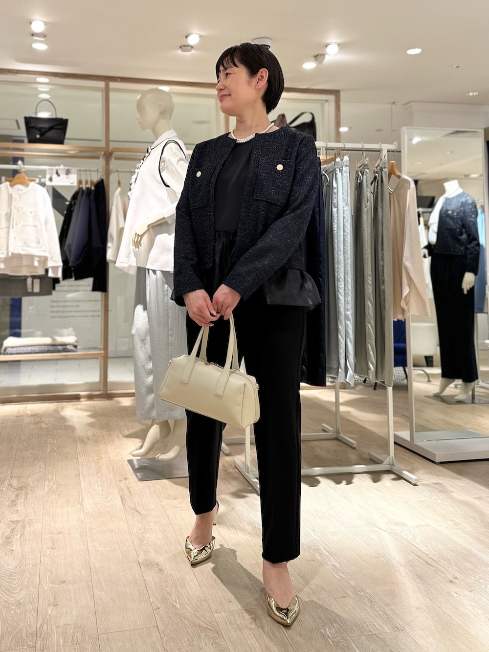 「ジャケット、ジャケットスタイル、ジャケットコーデ、パンツ、パンツスタイル、パンツコーデ、セレモニー、セレモニーコーデ、セレモニースタイル、通勤、通勤コーデ、通勤スタイル、入学式・卒業式、入学式コーデ、卒業式コーデ」|「grace grace の【grace grace/グラスグラス】シェルパールオーバーショートネックレス(ネックレス、ホワイト系)」を使った、minaさん(骨格ストレート・レディース・157cm)の春コーディネートの5枚目の写真