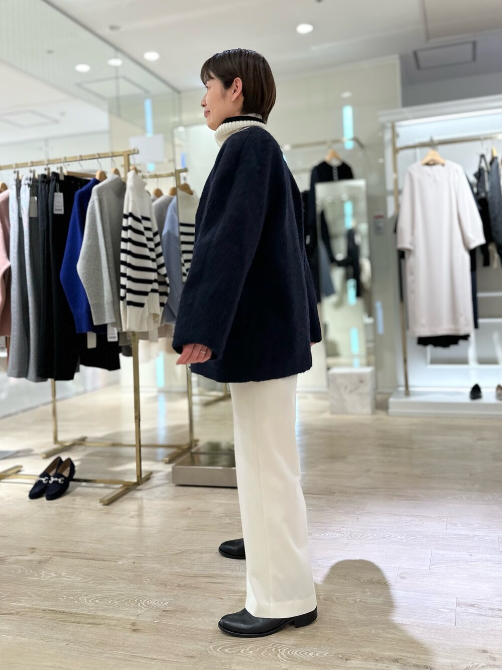 「シャギー、ボーダー、ニット、タートルネック、パンツスタイル、パンツコーデ、白パンツ、冬コーデ、大人女子、ゆったりコーデ、タートルネックニット、ジップブルゾン、アウター」｜「NOLLEY’Sのウールカシミヤタートルネックプルオーバーニット（ニット/セーター、ホワイト系）」を使った、minaさん（レディース・157cm）の秋コーディネートの3枚目の写真