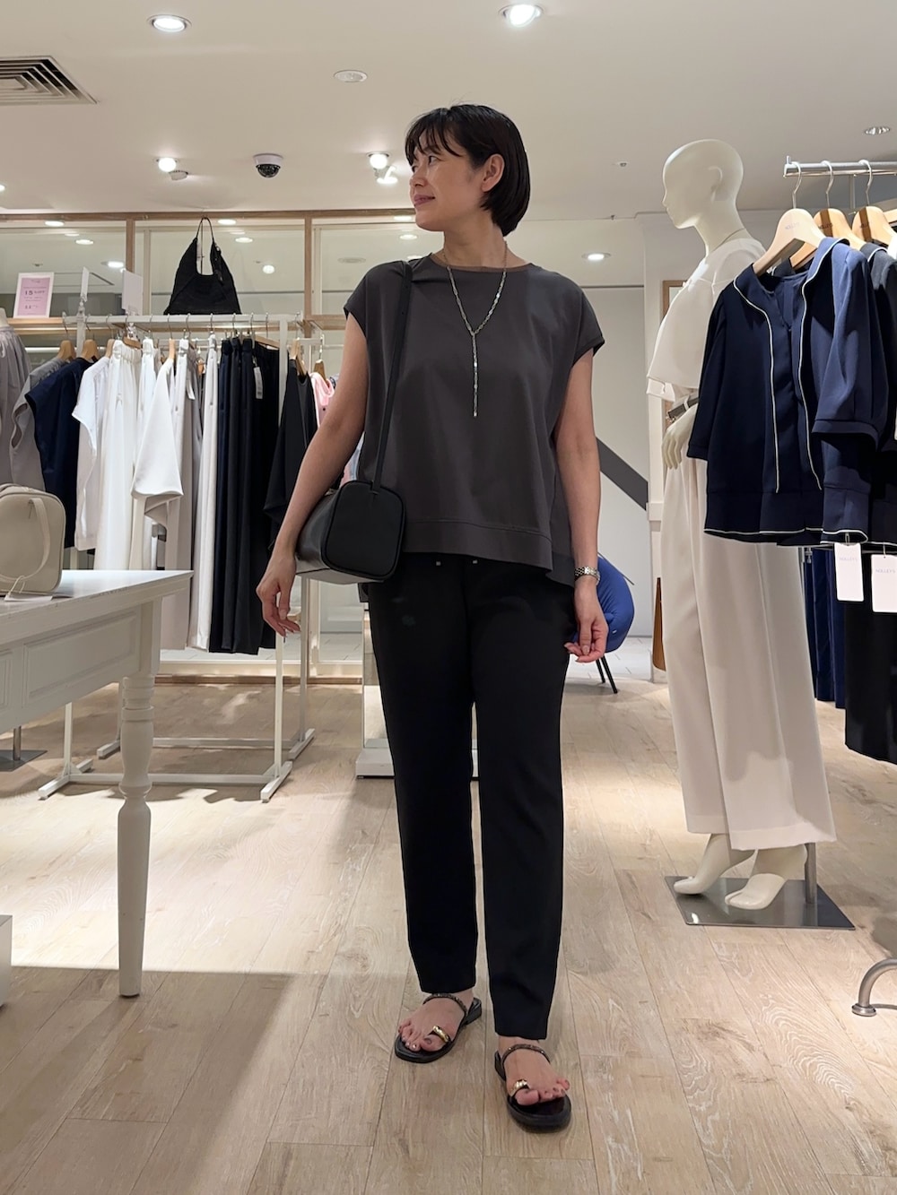 「チュール、チュールトップス、パンツ、パンツスタイル、パンツコーデ、夏ファッション、楽チンコーデ、オトナ女子、オトナカワイイ、大人、大人コーデ、大人女子、大人かわいい」｜「NICOLAS LAINASの【NICOLAS LAINAS/ニコラス ライナス】 メタリックフィンガーフックサンダル【NOLLEY'S mgr. 松葉☆別注アイテム】（サンダル、ゴールド系）」を使った、minaさん（骨格ストレート・レディース・157cm）の夏コーディネートの6枚目の写真
