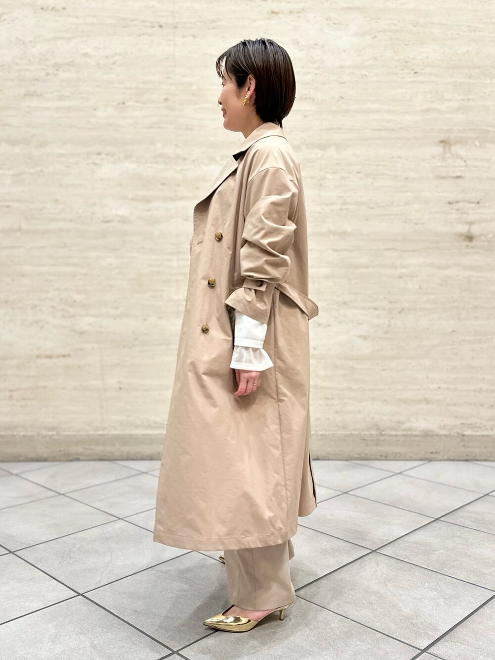 「トレンチコート、トレンチ、ニットジャケット、シアートップス、チノパン、パンツコーデ、ワントーンコーデ、春アウター、春服、オトナ女子」｜「NOLLEY’Sのウォッシャブルチノ風ワイドパンツ（チノパンツ、ベージュ系）」を使った、minaさん（レディース・157cm）の冬コーディネートの3枚目の写真