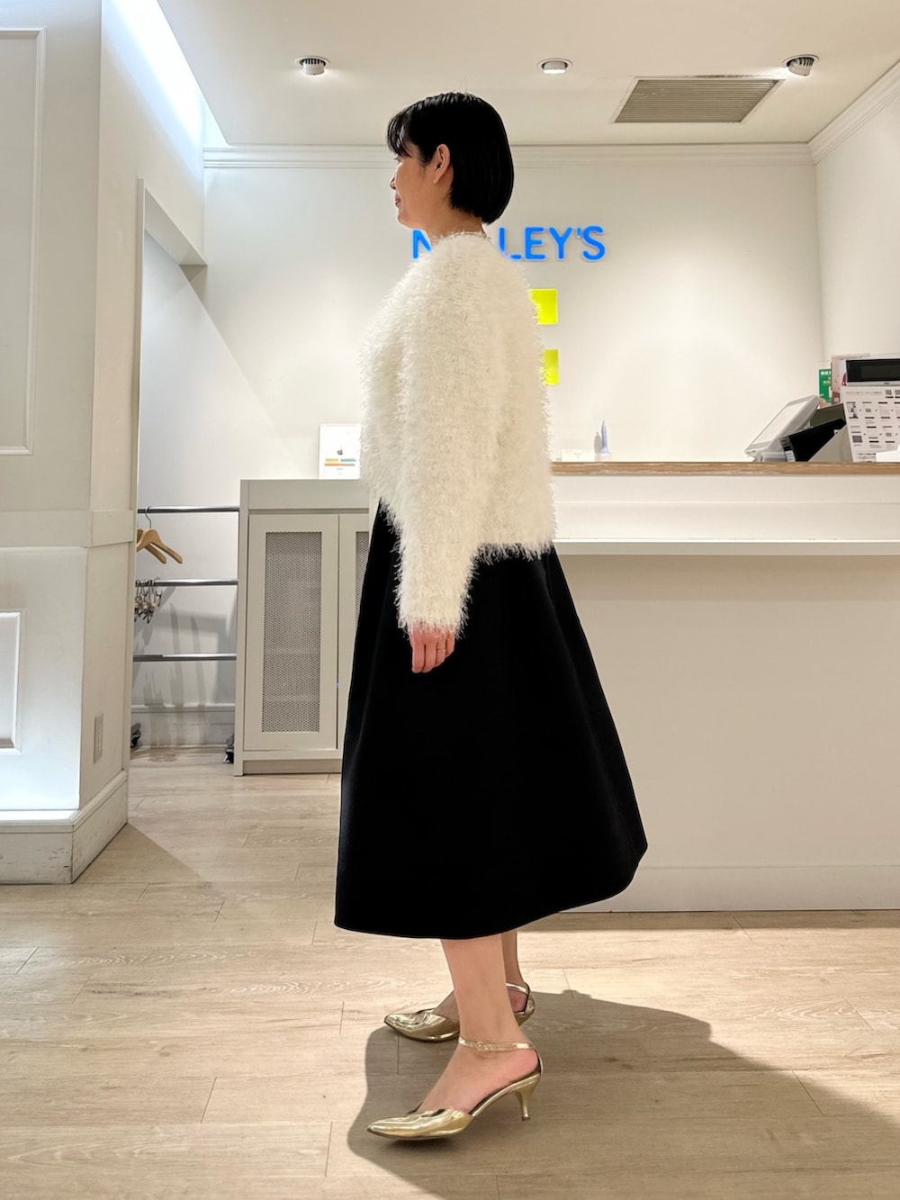 「カーディガン、カーディガンコーデ、スカート、スカートスタイル、スカートコーデ、シャギー、シャギーニット、シャギーカーディガン、大人女子、大人かわいい」｜「NOLLEY’Sの《手洗い可能》メッシュテープシャギーVネックカーディガン（カーディガン/ボレロ、ホワイト系）」を使った、minaさん（骨格ストレート・レディース・157cm）の冬コーディネートの3枚目の写真