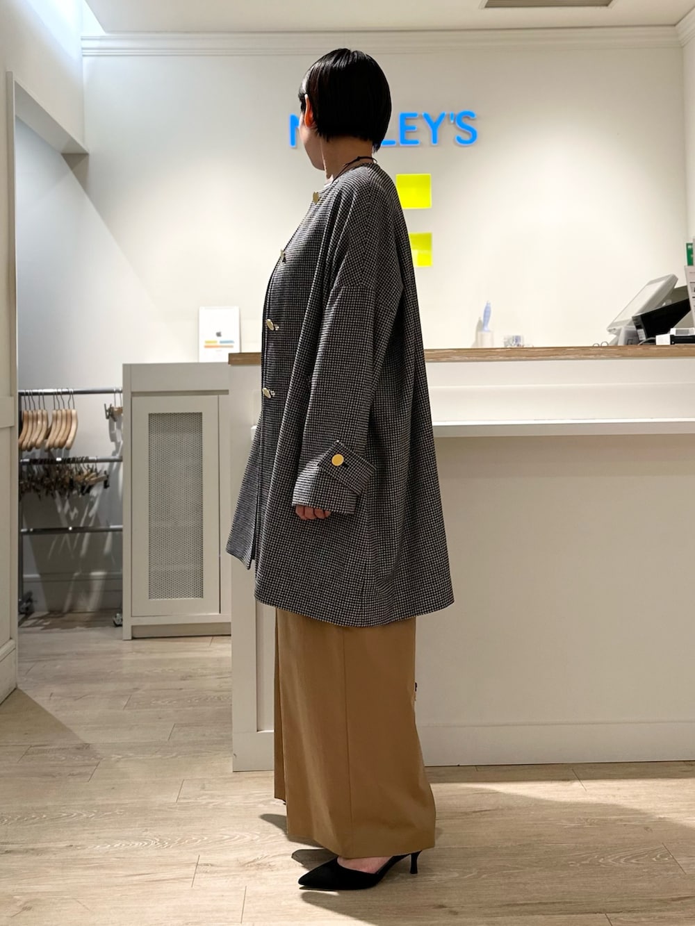 「トラディショナルウェザーウエア、Traditional Weatherwear、ノーカラーコート、コート、ボーダートップス、ワイドパンツ、パンツスタイル、パンツコーデ、秋コーデ、お出かけコーデ、オトナ女子、リラックススタイル」｜「TAIONの【TAION別注】合皮ハンドルダウン巾着バッグ（ショルダーバッグ、ブラック系）」を使った、minaさん（レディース・157cm）の秋コーディネートの3枚目の写真