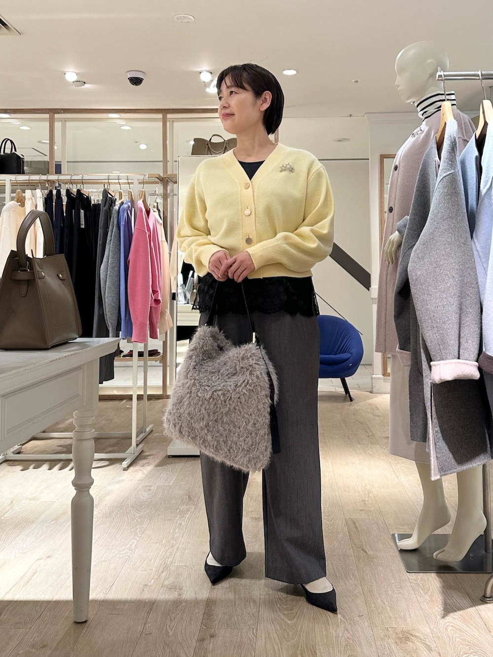 グレー系のその他パンツ、ベージュ系のショルダーバッグ、ブラック系のシャツ/ブラウスを着用したレディースの秋コーディネートの5枚目の写真