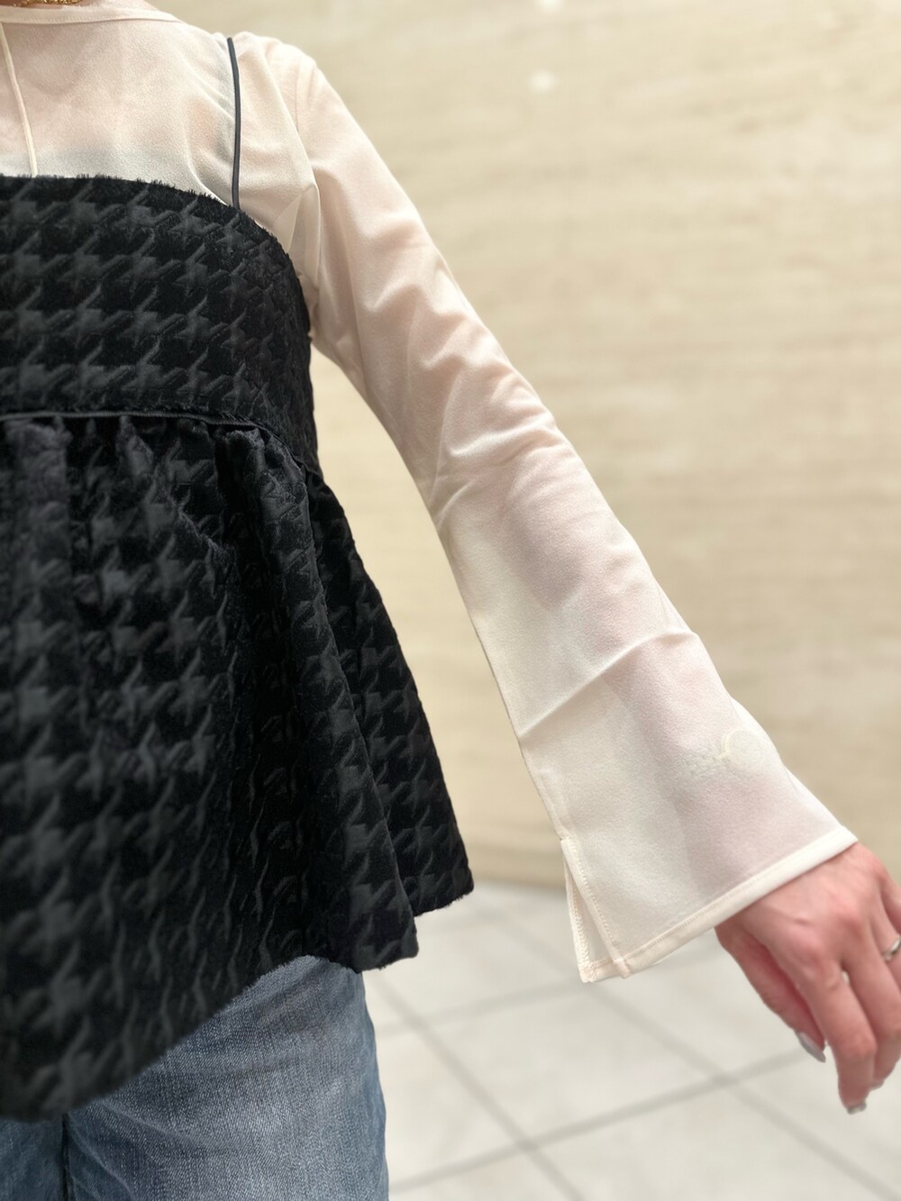 「キャミソール、チドリ柄、シアートップス、レイヤードスタイル、デニム、秋服準備はじめました、秋先取りコーデ、秋服」｜「NOLLEY’SのロングスリーブT（Tシャツ/カットソー、ホワイト系）」を使った、minaさん（レディース・157cm）の夏コーディネートの5枚目の写真